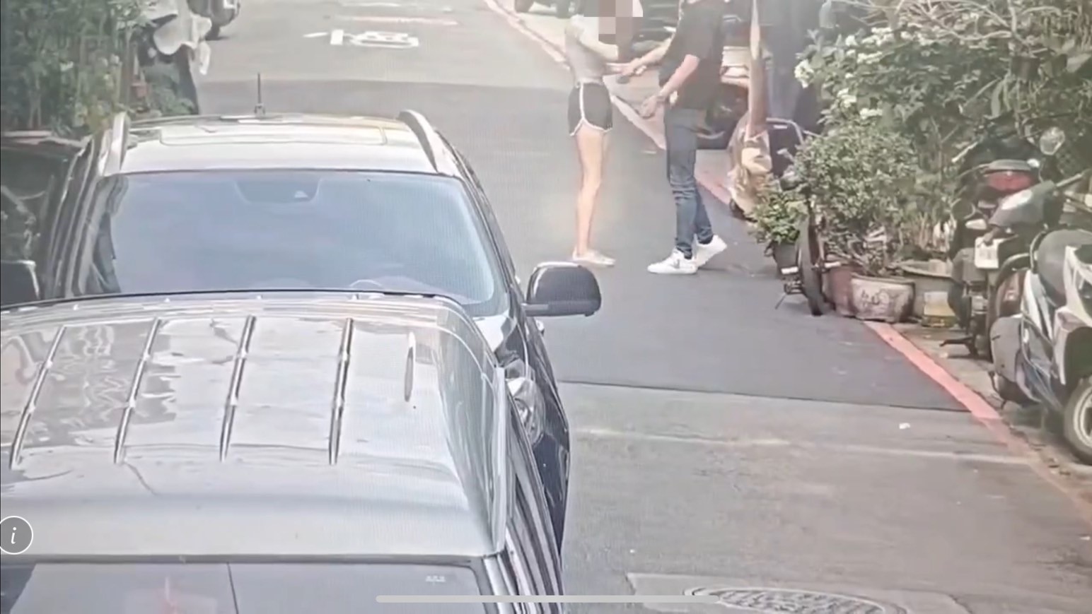 陳女聞聲下樓，哭求李男勿鬧事，還自己掌摑10多下。（翻攝畫面）