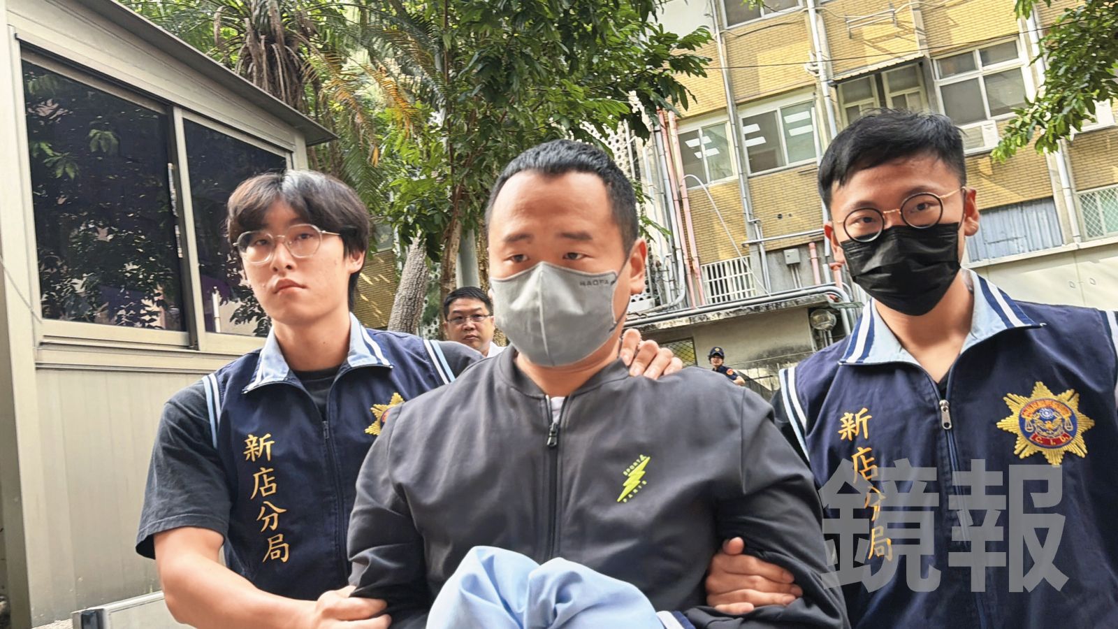 協助張俊傑逃亡的周煥凱（中）遭檢方聲押禁見獲准，幕後另有大咖藏鏡人。（鏡報馮茵）