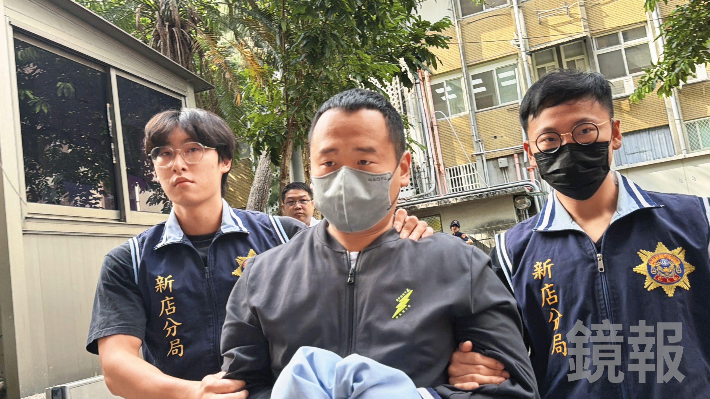 協助張俊傑逃亡的周煥凱(中)遭檢方聲押禁見獲准,幕後另有大咖藏鏡人。(鏡報馮茵)