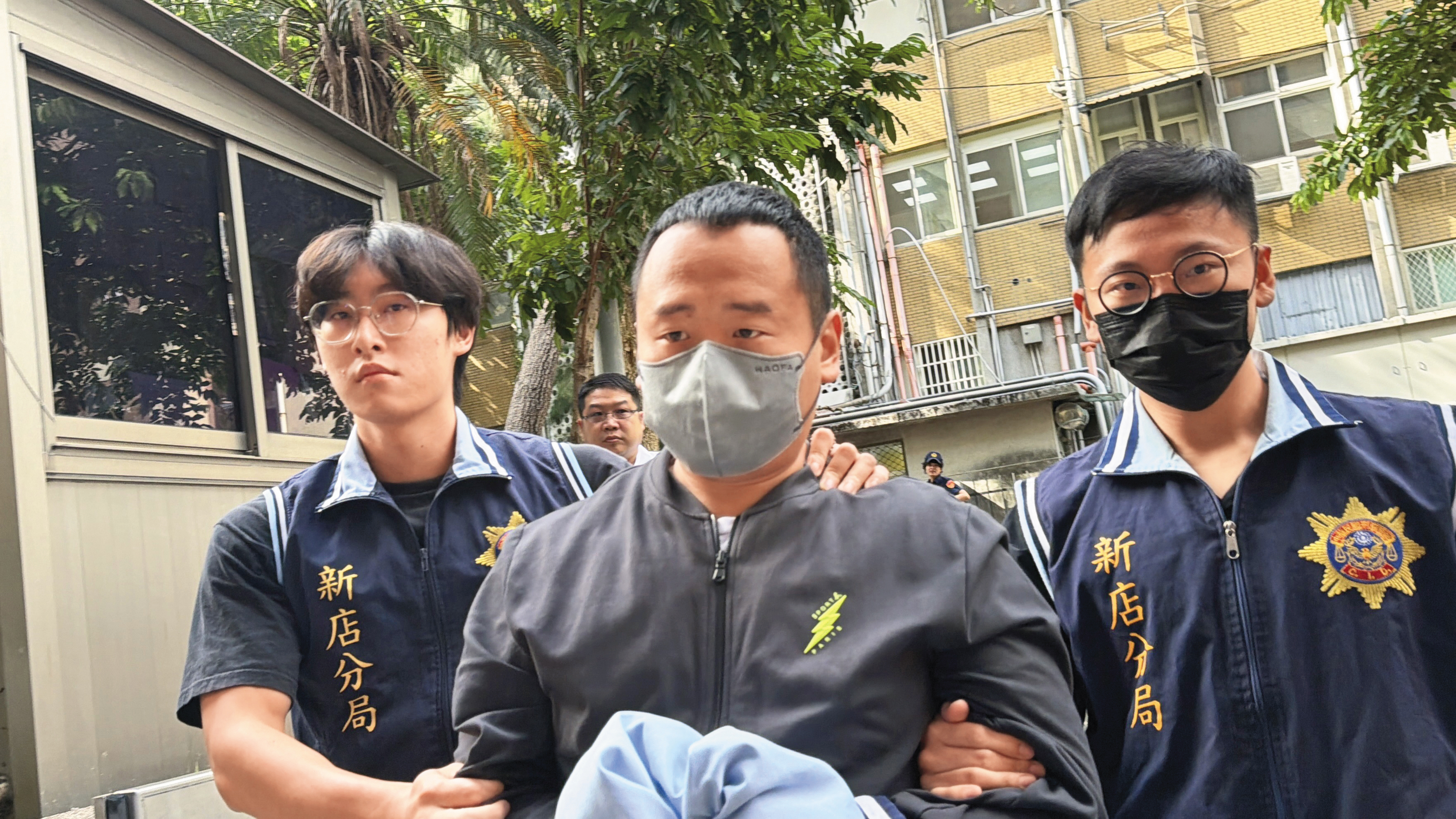 協助張俊傑逃亡的周煥凱（中）遭檢方聲押禁見獲准，幕後另有大咖藏鏡人。（鏡報馮茵）