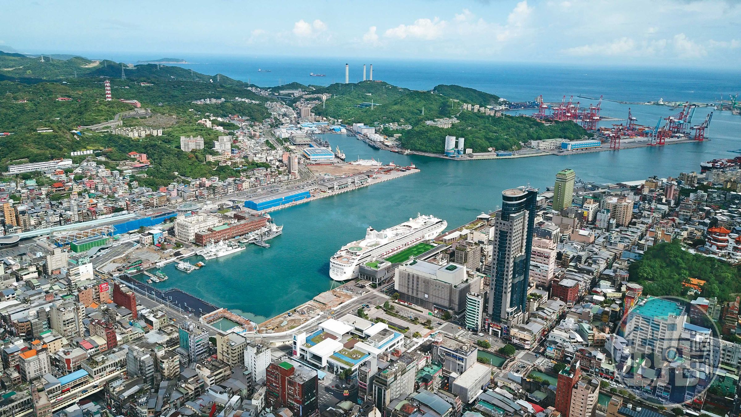 林右昌執政時,與中央攜手成功促成軍港西遷、打開東岸國門廣場。