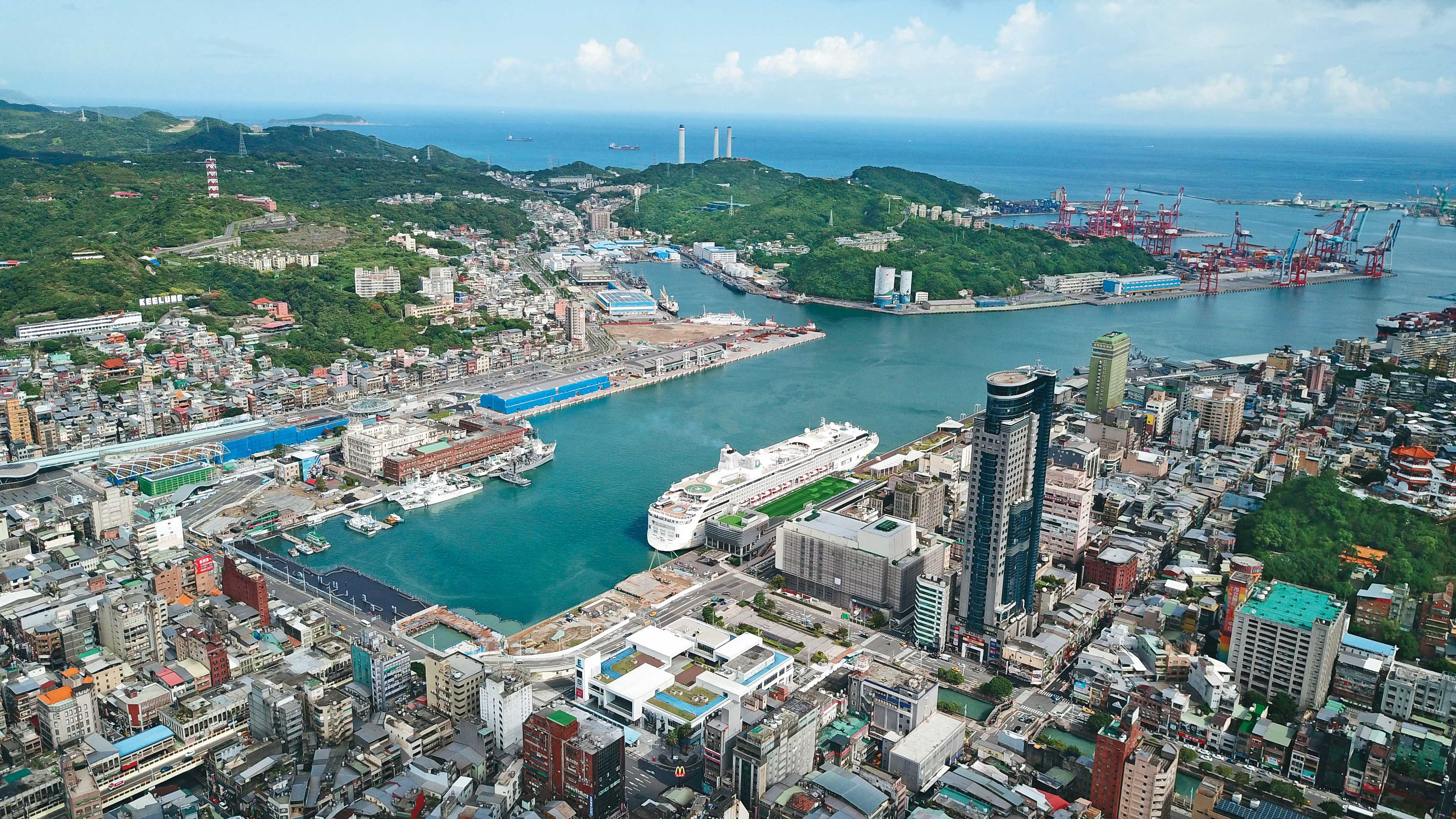 林右昌執政時，與中央攜手成功促成軍港西遷、打開東岸國門廣場。
