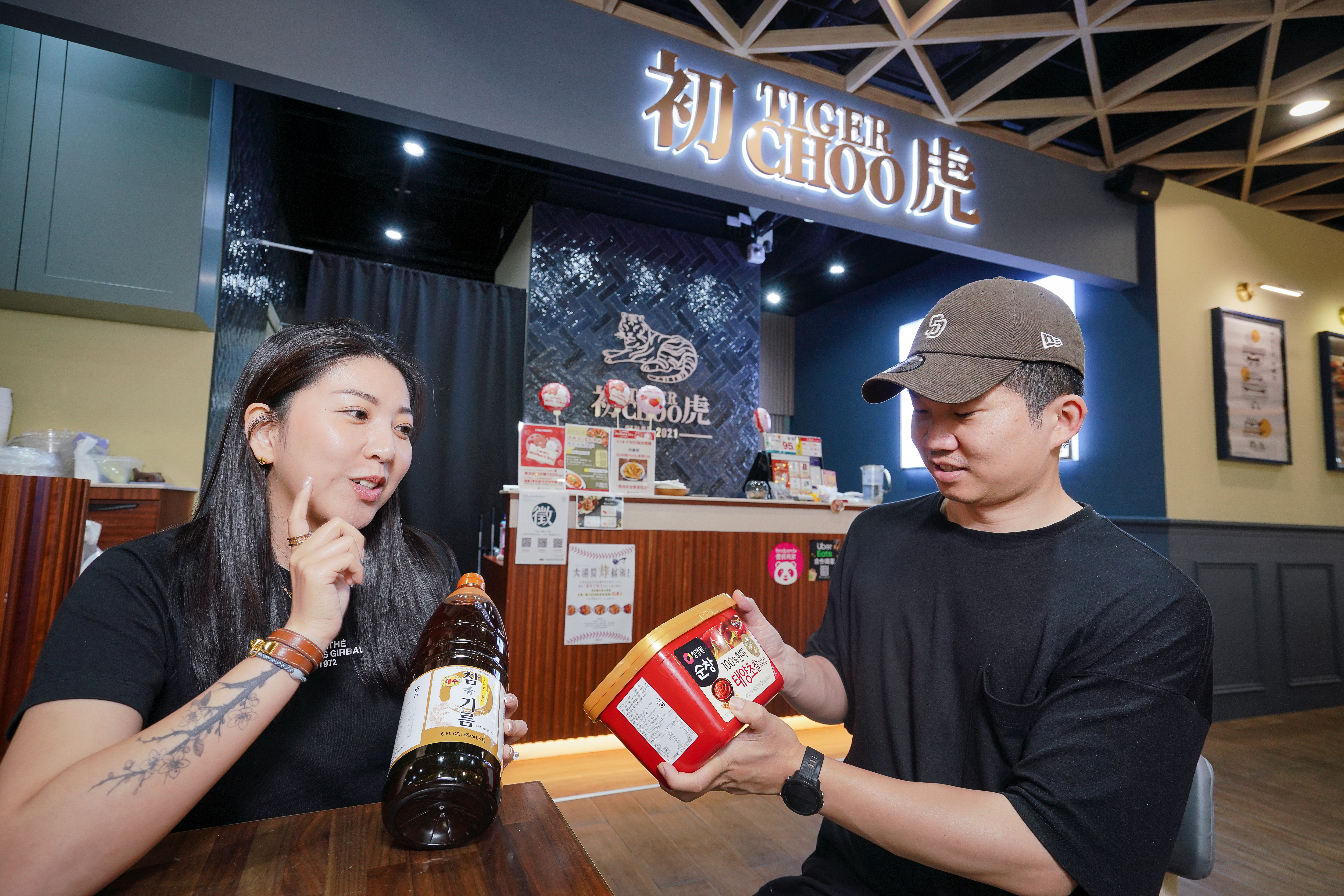 張雅涵（左）與資深員工洪晸揚（右）共事10年，坦承年輕當老闆，就是做中學，會犯錯也要懂及時修正。