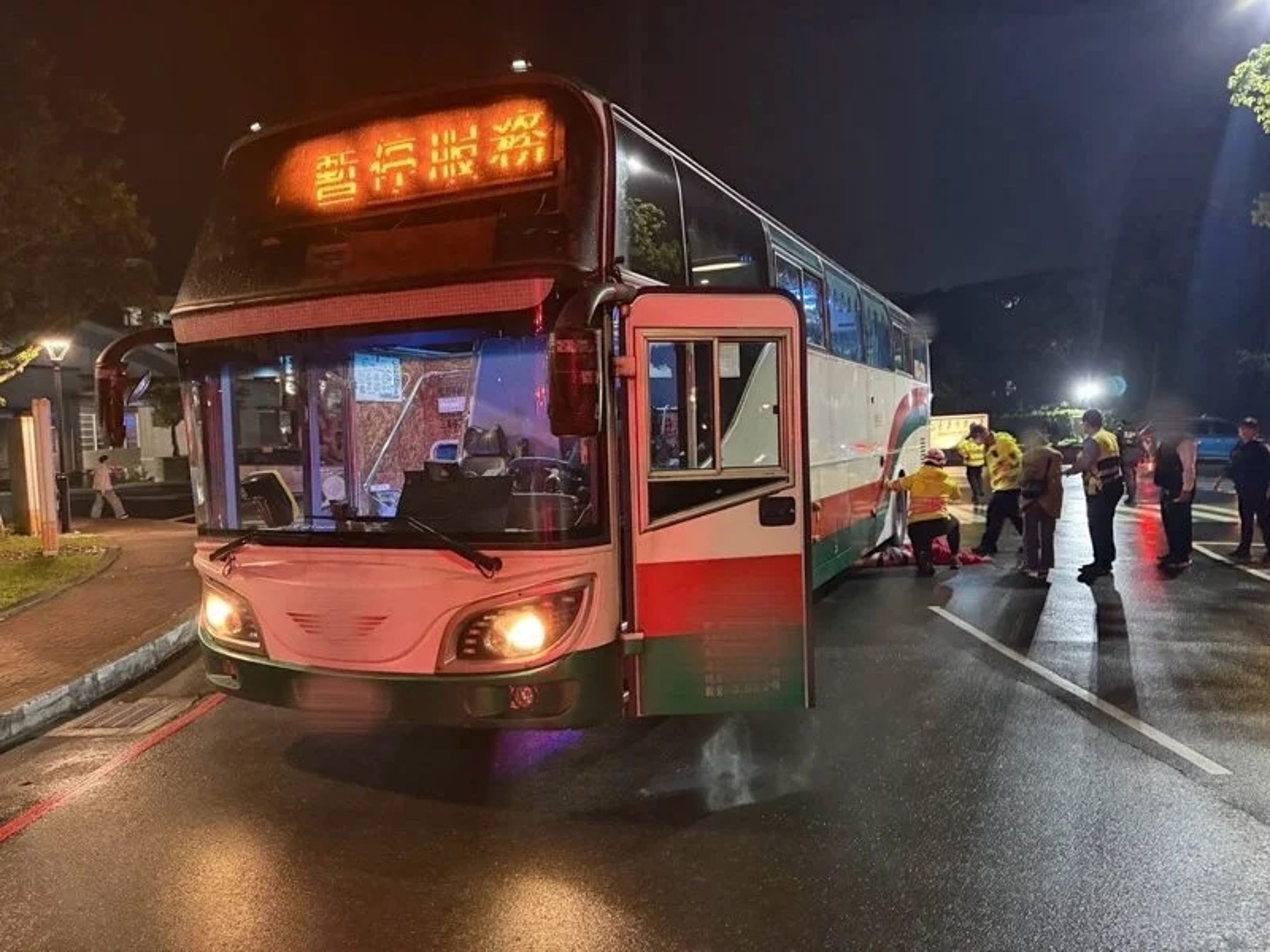 由廖姓男子駕駛公車,26日在長庚大學校園撞傷行經斑馬線的王姓男大生,傷者目前還在加護病房。(翻攝畫面)