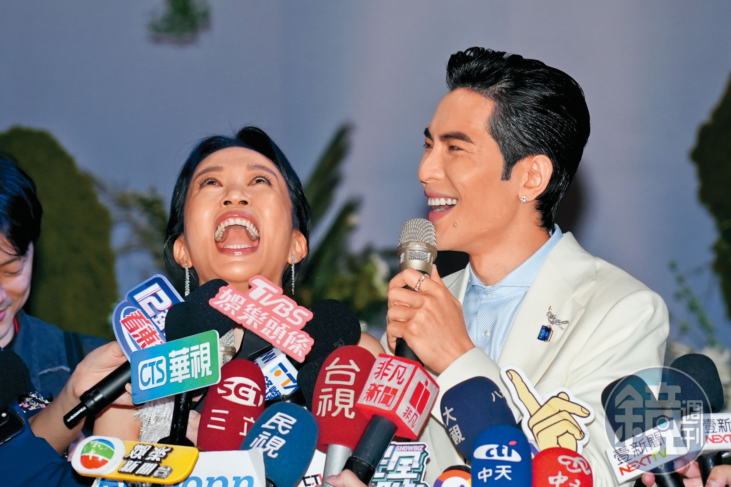 人家都說結婚是大喜之日,Summer(左)這「仰天長笑」完美演繹新婚喜悅。右為蕭敬騰。