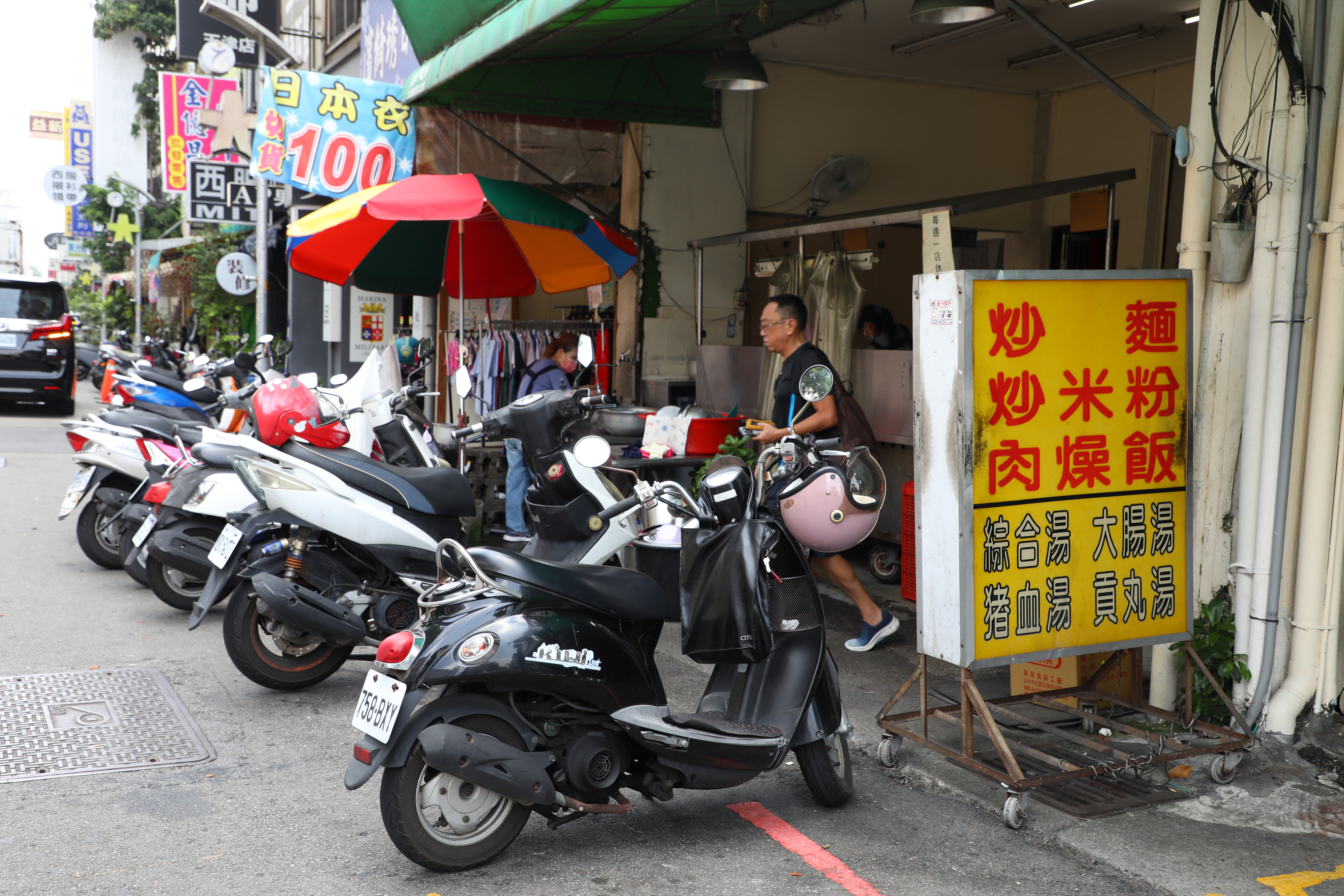 「天津路無名炒麵」從半夜開始營業，是因為早期附近酒店林立。