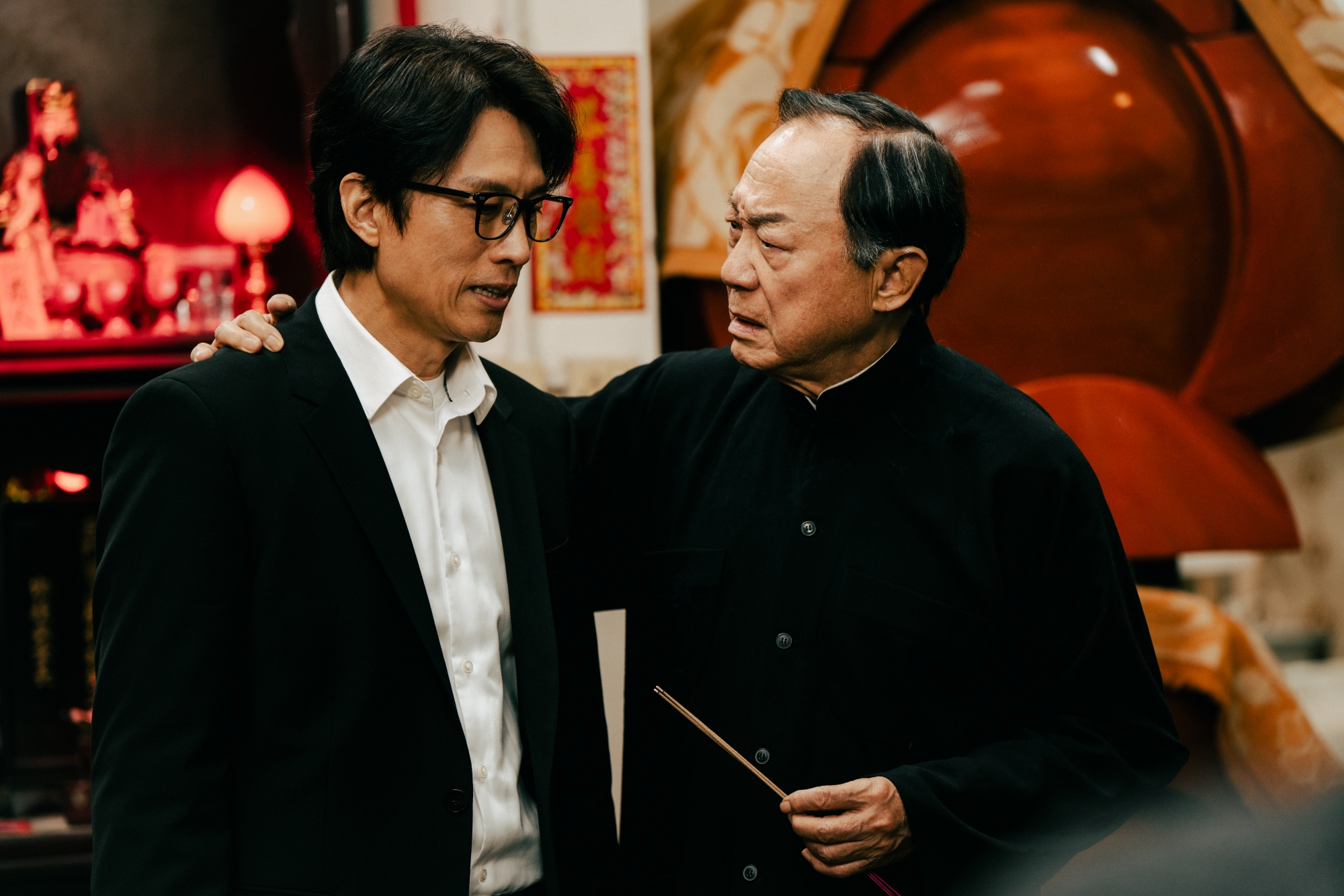 許冠文（右）和黃子華（左）主演《破·地獄》，是兩人睽違32年後再度同台演出。（華映娛樂提供）