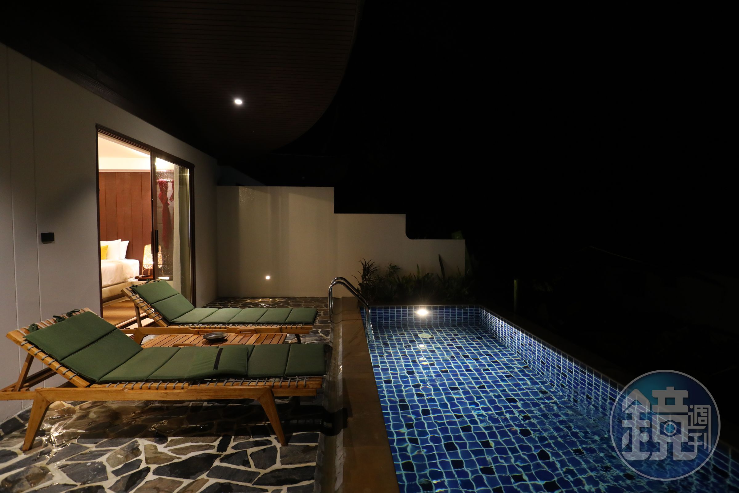 「Luxury one-bedroom villa with garden and pool view」擁有私人泳池，打開落地窗就能跳進沁涼水中。