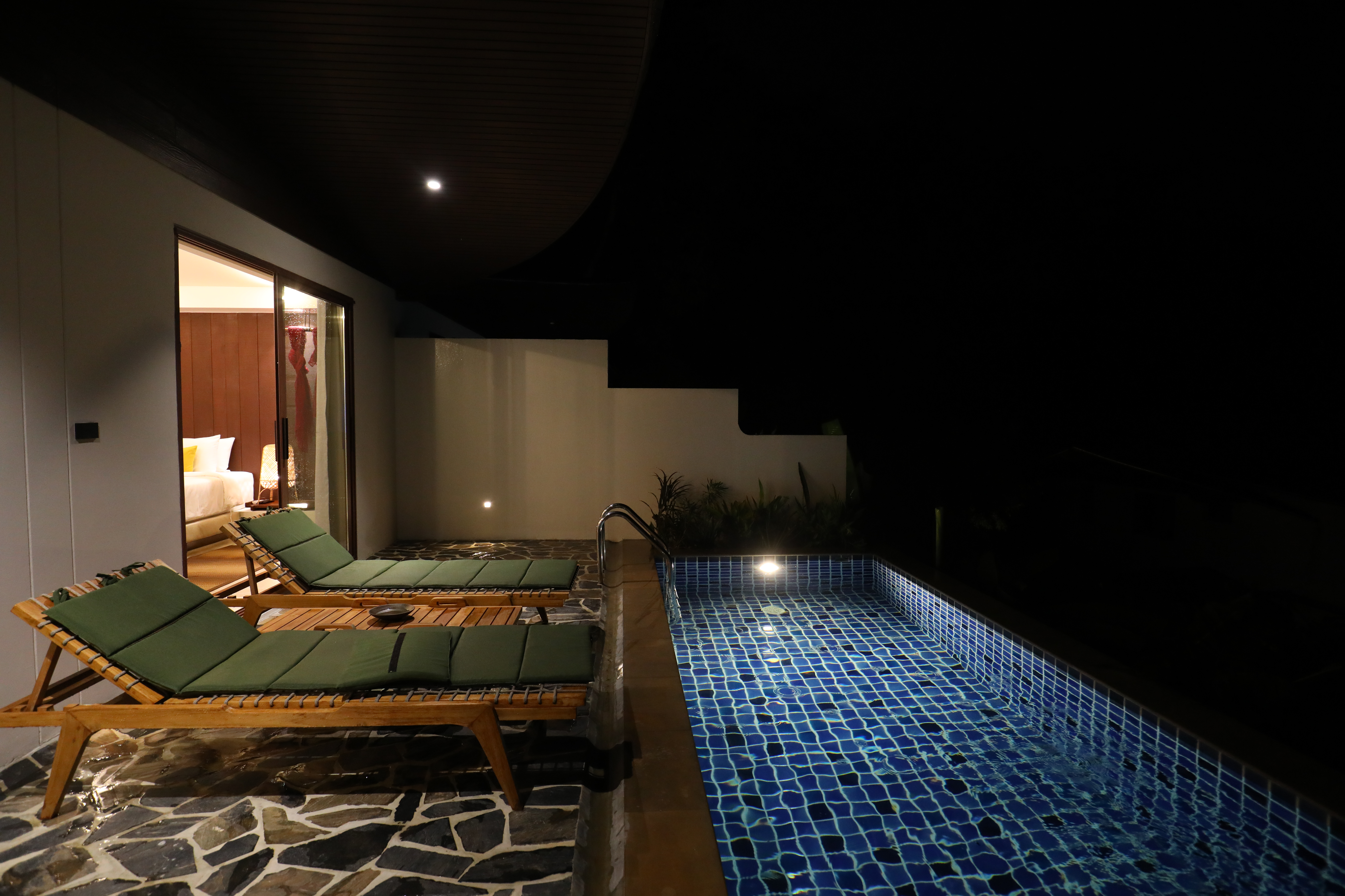 「Luxury one-bedroom villa with garden and pool view」擁有私人泳池，打開落地窗就能跳進沁涼水中。