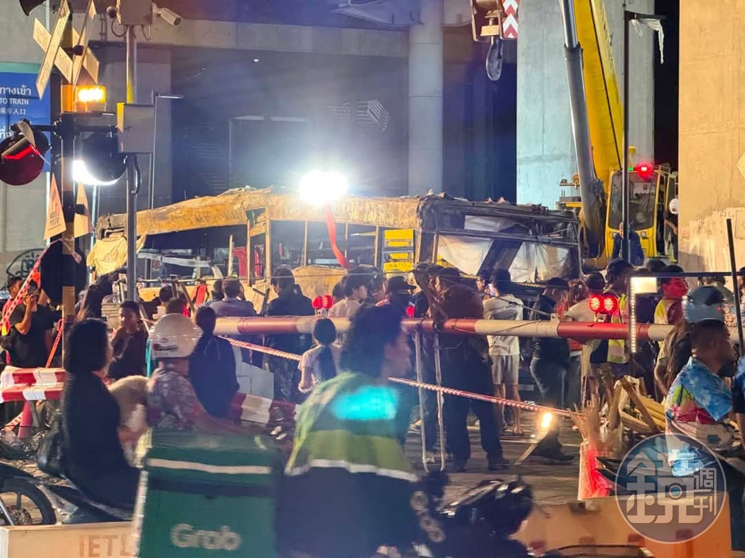 泰國首都今日下午發生一起貨運列車與公車相撞事故,公車、多輛轎車被火車撞翻。(讀者提供)