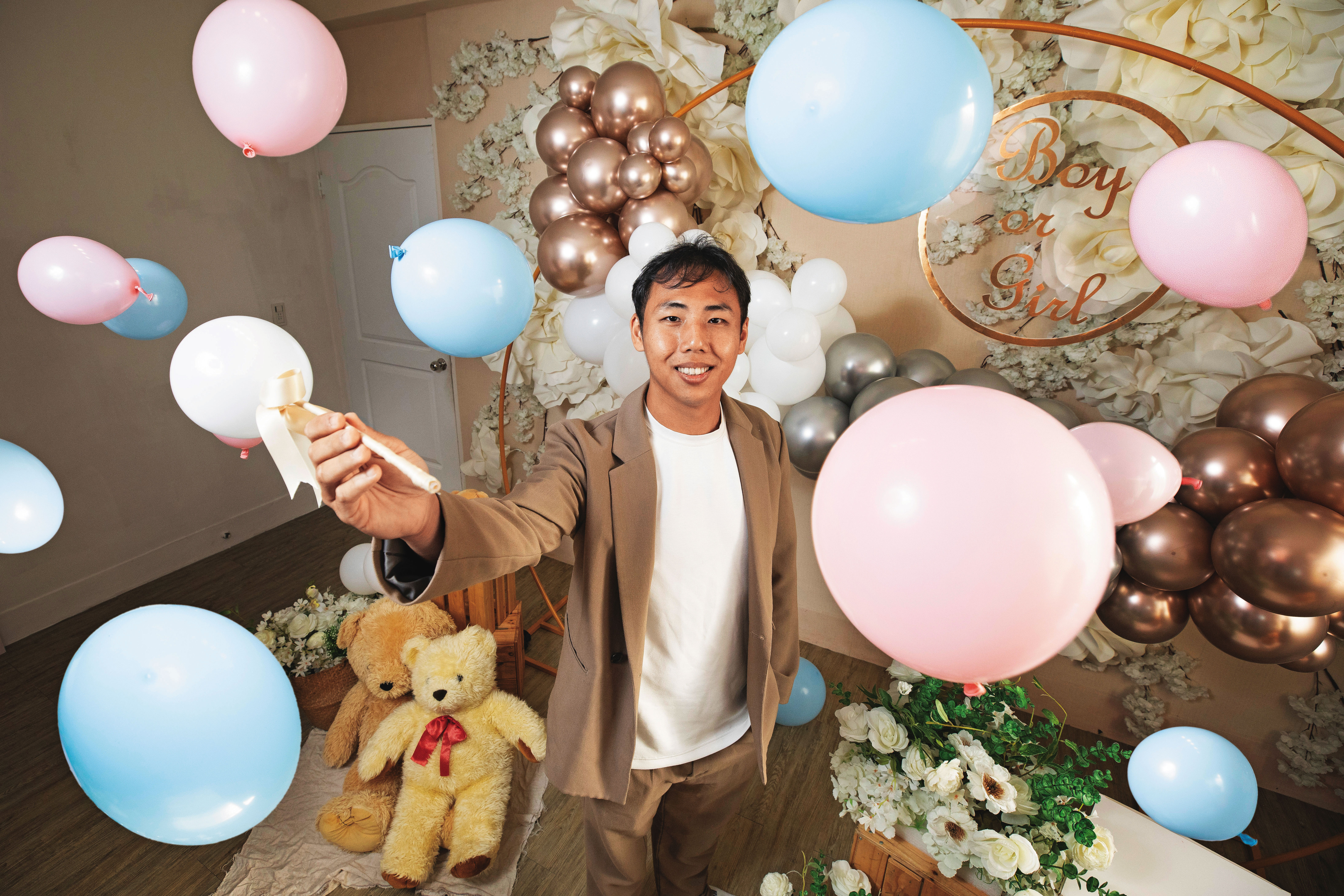 李彥儒原是婚紗攝影師，歷經疫情慘賠，轉辦胎兒性別派對，抓住解封後的快樂商機。