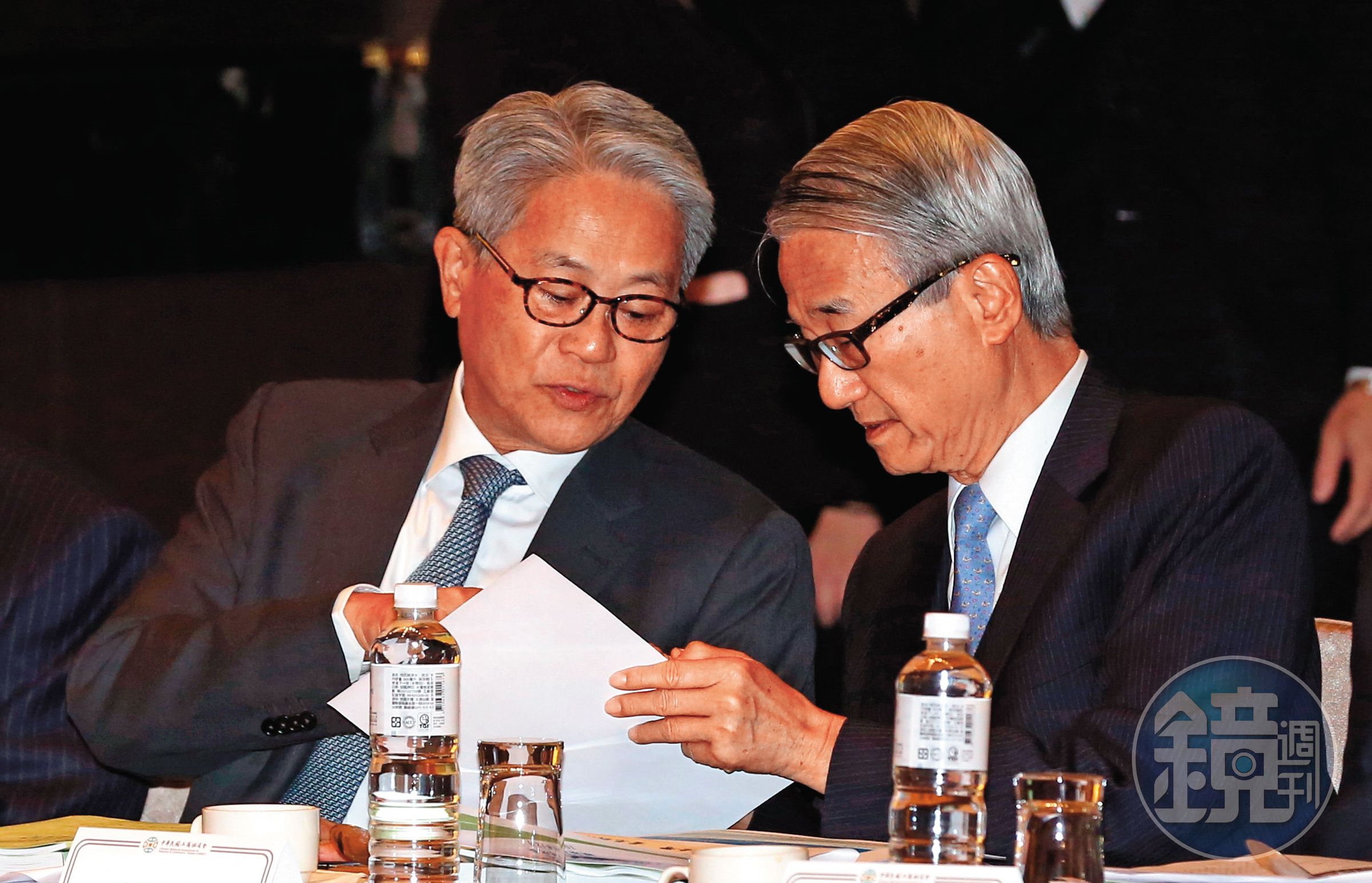 吳東進（右）、吳東亮（左）兄弟要如何解決新壽財務大坑，考驗2人智慧。