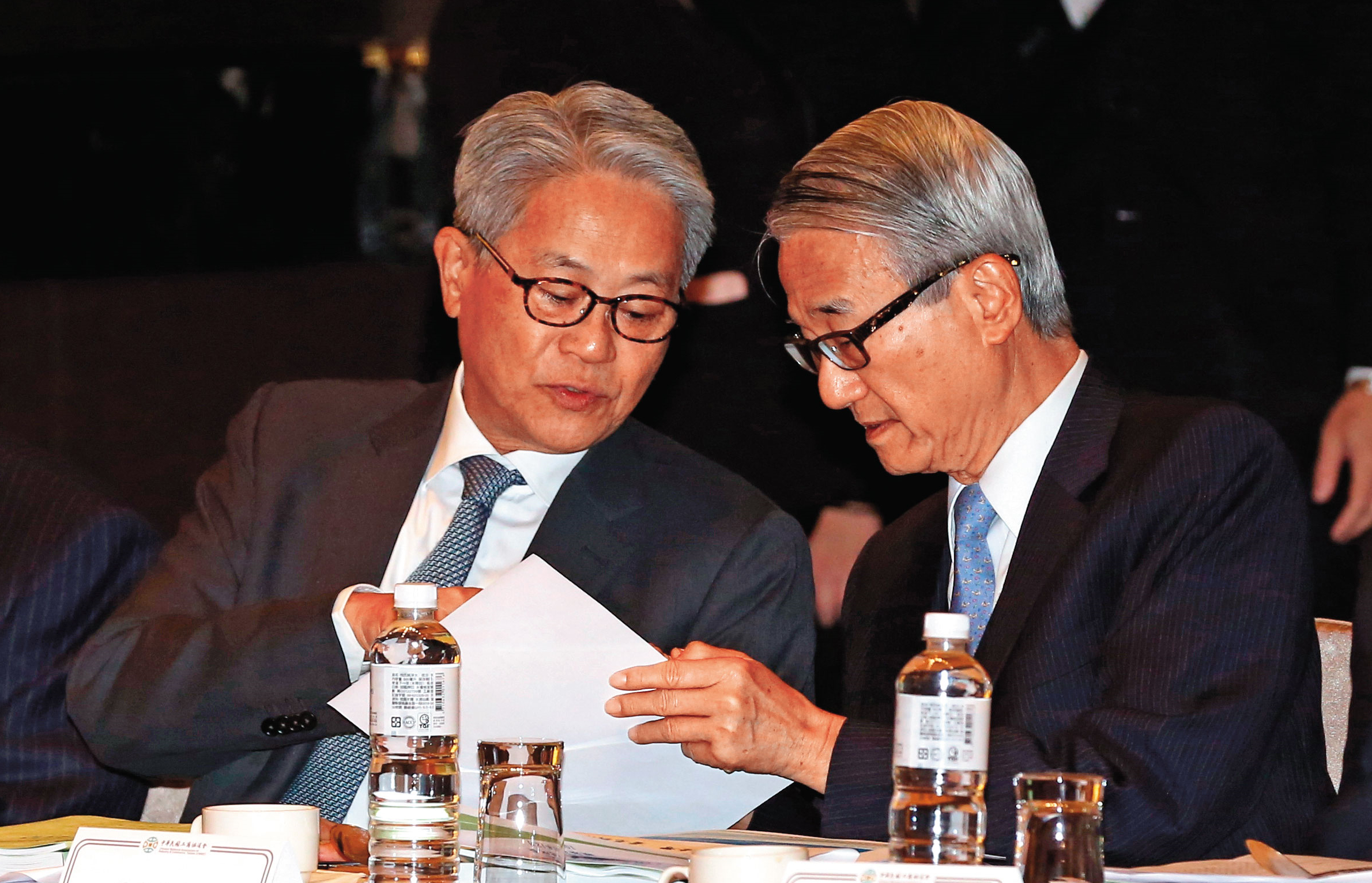 吳東進（右）、吳東亮（左）兄弟要如何解決新壽財務大坑，考驗2人智慧。