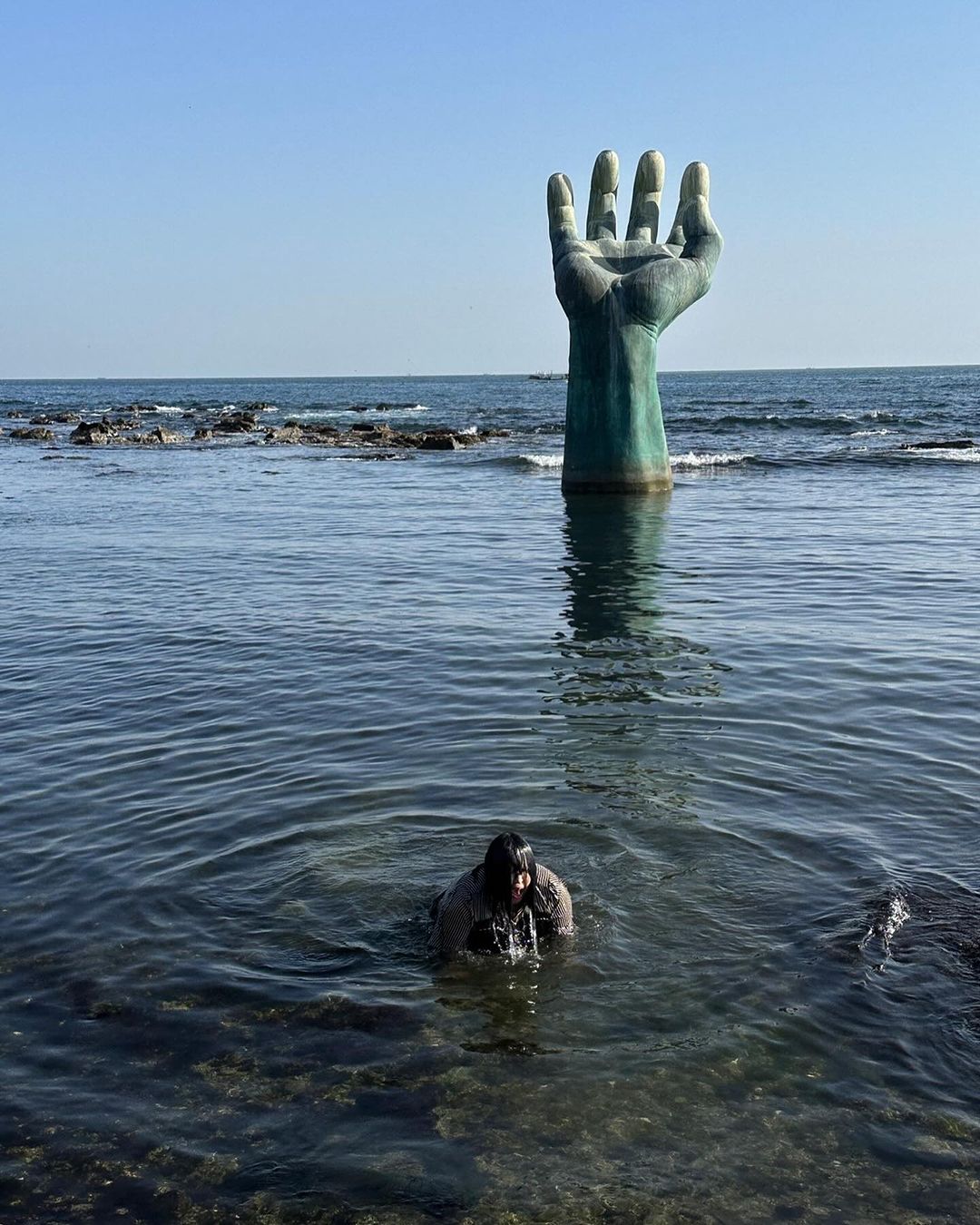 風子昨天在INS放出她在韓國第一日出景點浦項海邊「相生之手」向大家拜年的影片,大喊:「真的好冷啊!」(翻攝風子INS)