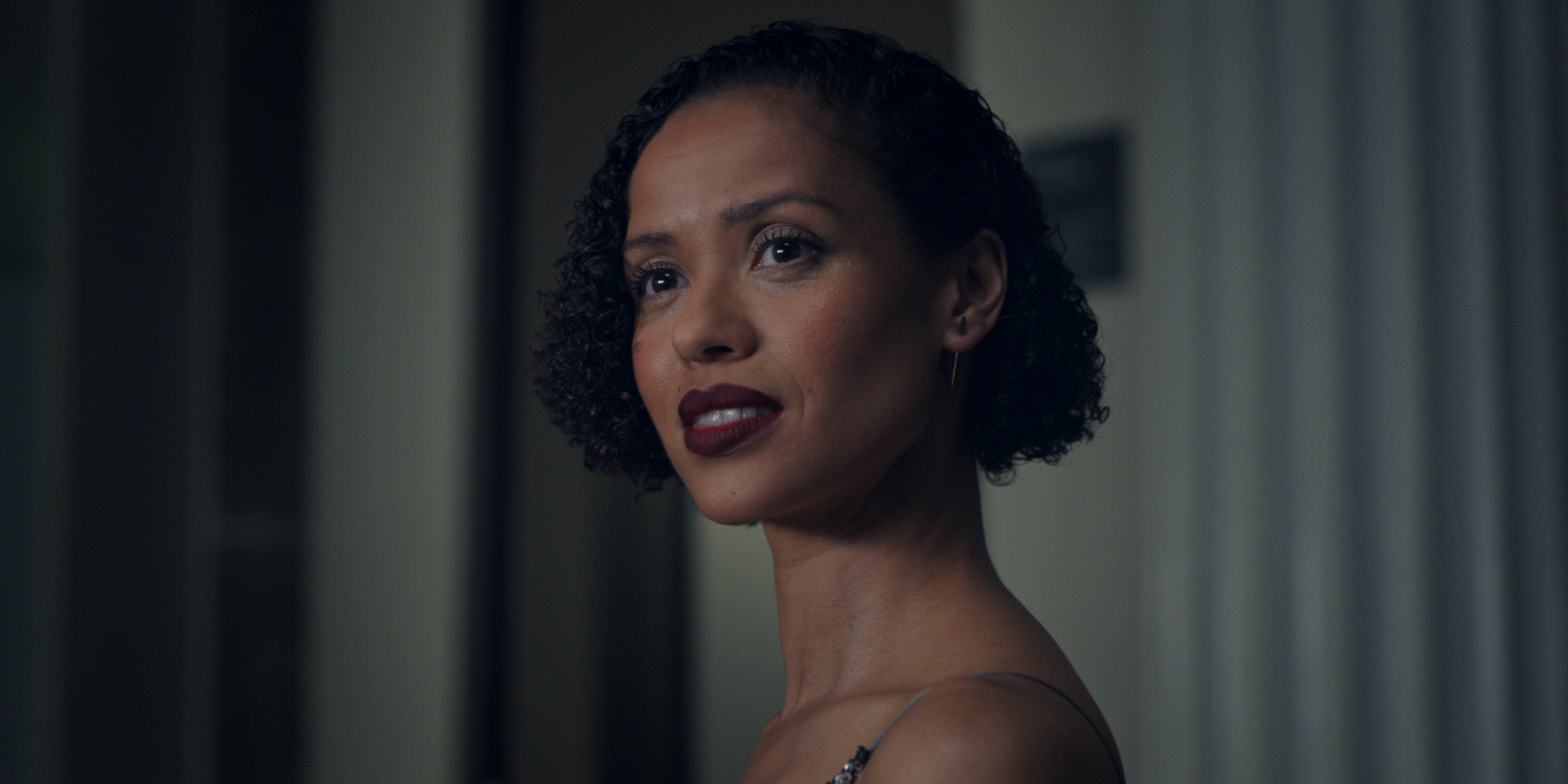 《表現之下》第2季延續溺水失憶的蘇菲，憑著線索回到倫敦，深入英國杭特利家族，直擣貴族醜聞。（Apple TV+提供）