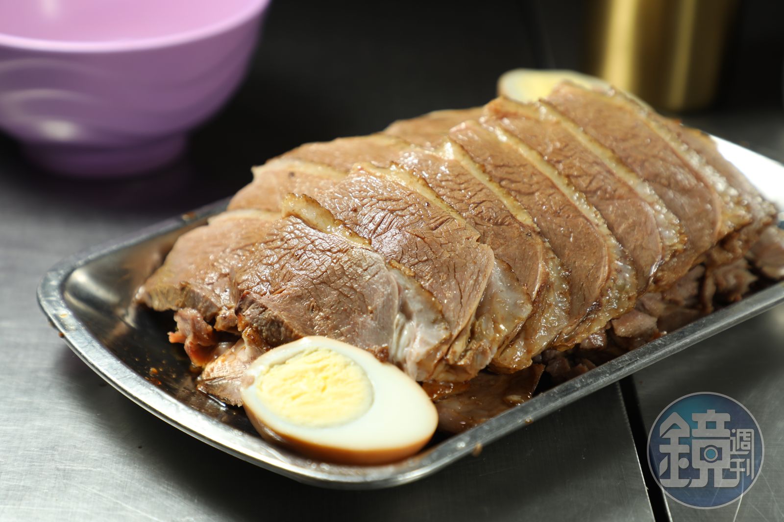「滷水獅頭鵝(例牌)」鵝片厚薄度剛剛好,皮香肉嫩,份量適合兩人吃一盤。(港幣168元/份,約NT$690)