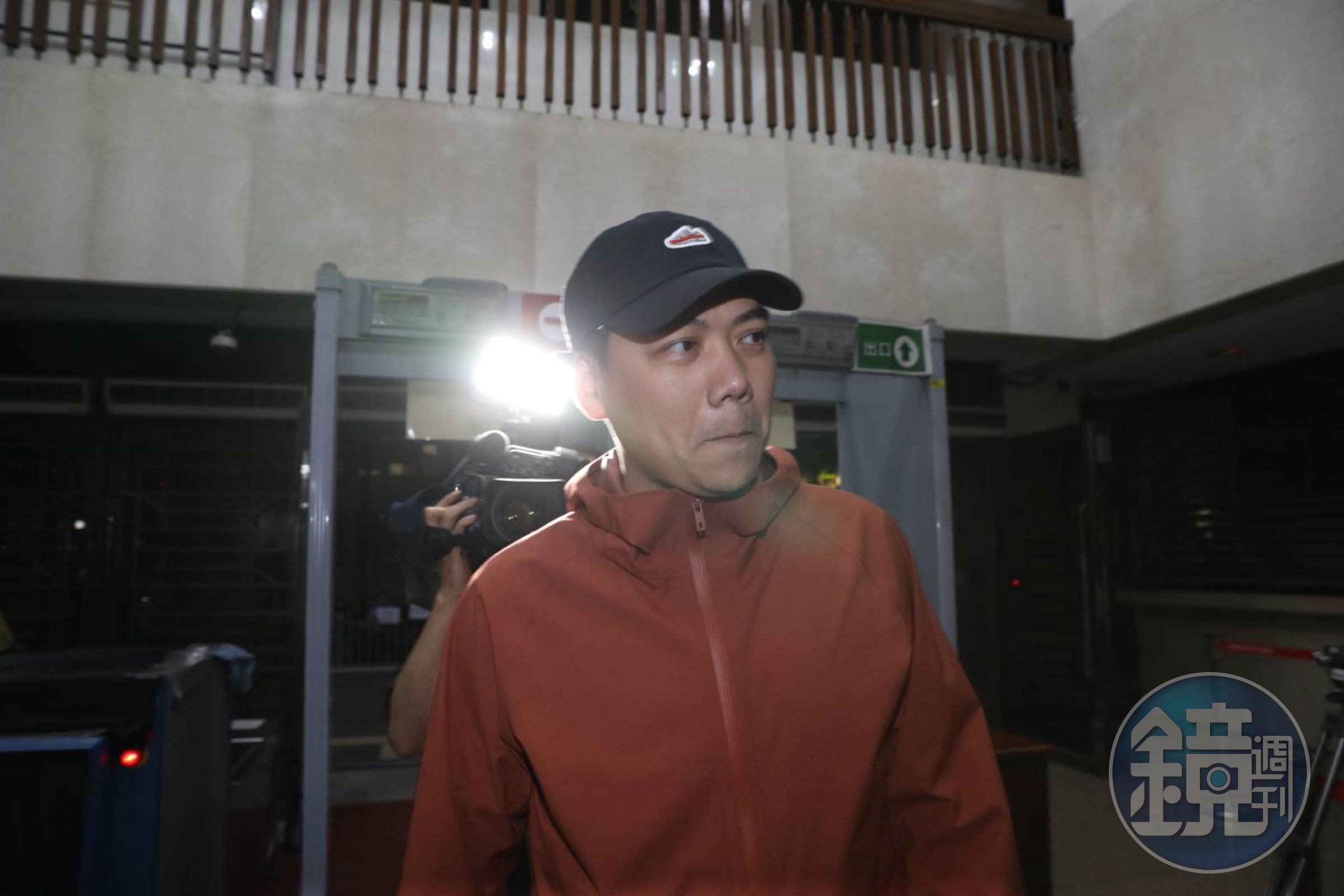 檢察官漏夜偵訊後，諭令賴苡任以50萬元交保，同樣也限制出境出海。