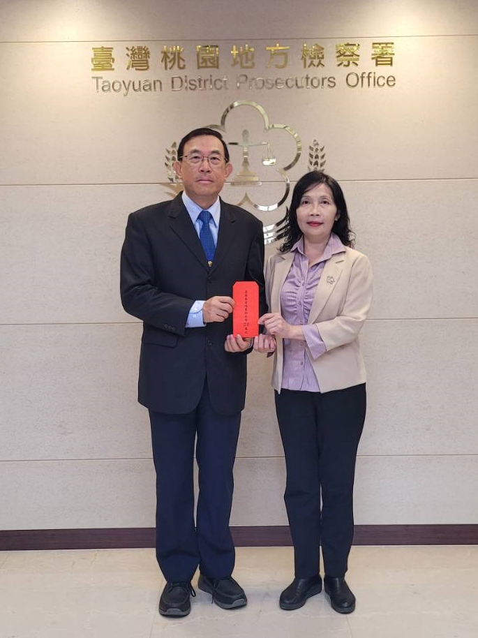 檢察總長邢泰釗親赴桃檢肯定專案小組查扣大選百萬賭金並押2組頭,還補助選舉經費嘉勉團隊。(最高檢提供)