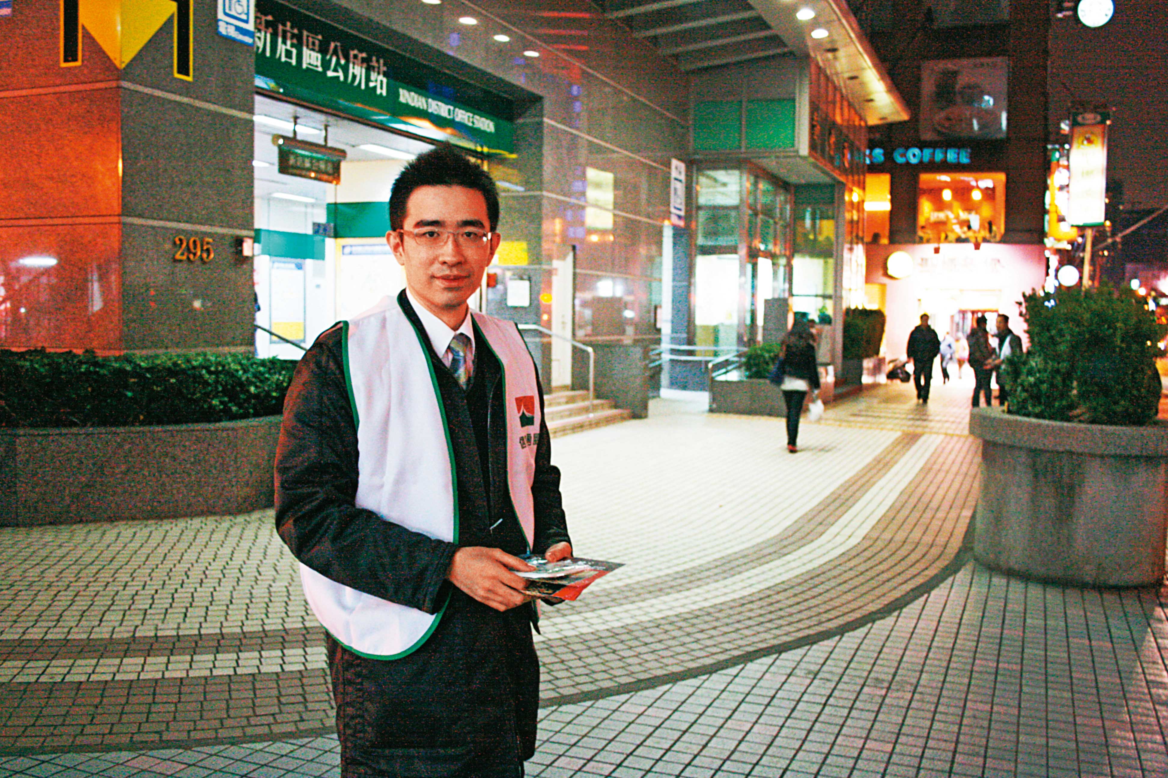 周耕宇回台灣進入信義房屋第一個職務是擔任第一線房仲。（信義房屋提供）