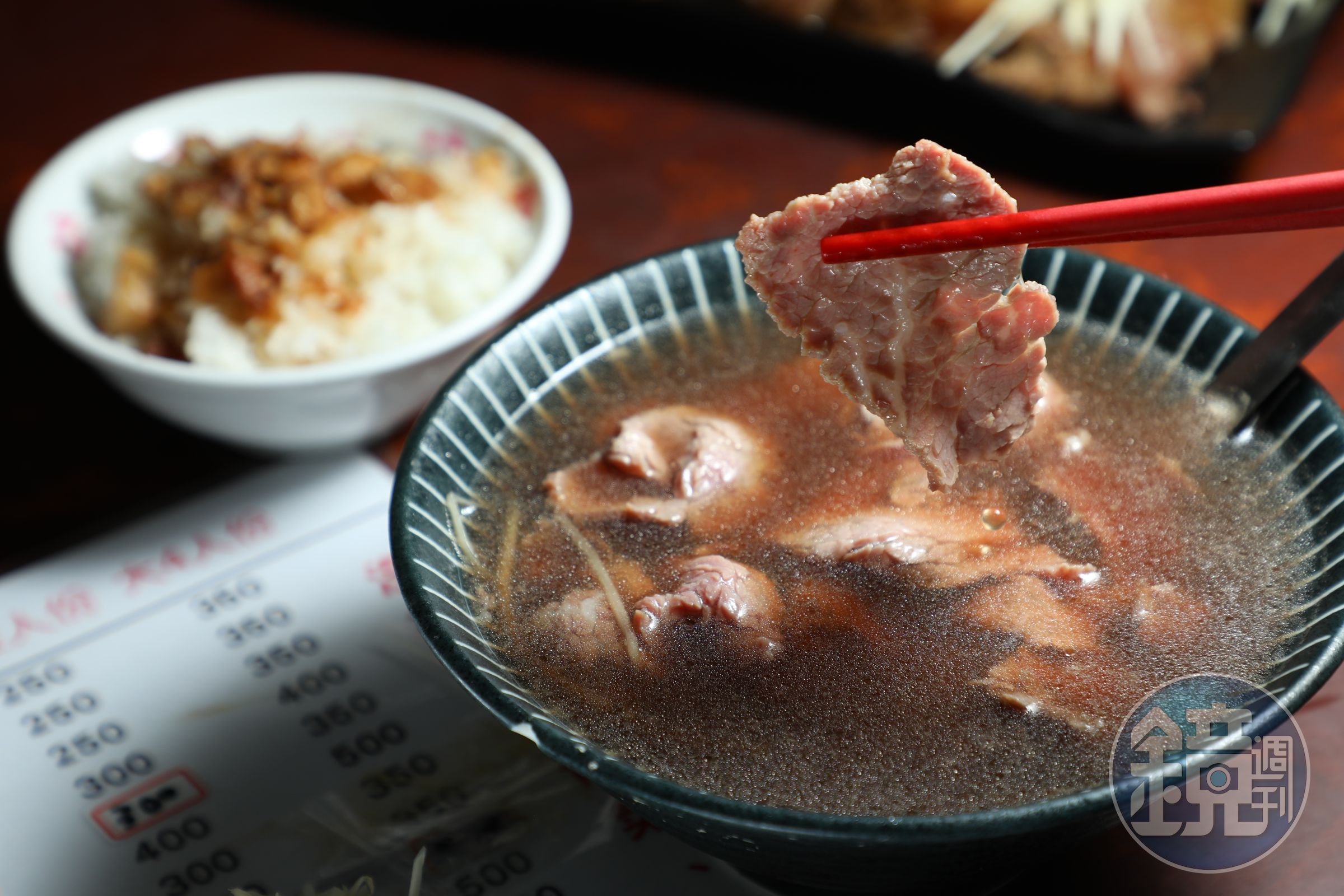 等待是值得的，這碗「頂級牛肉湯」讓我想到頂級紅酒的滋味。（350元／碗）