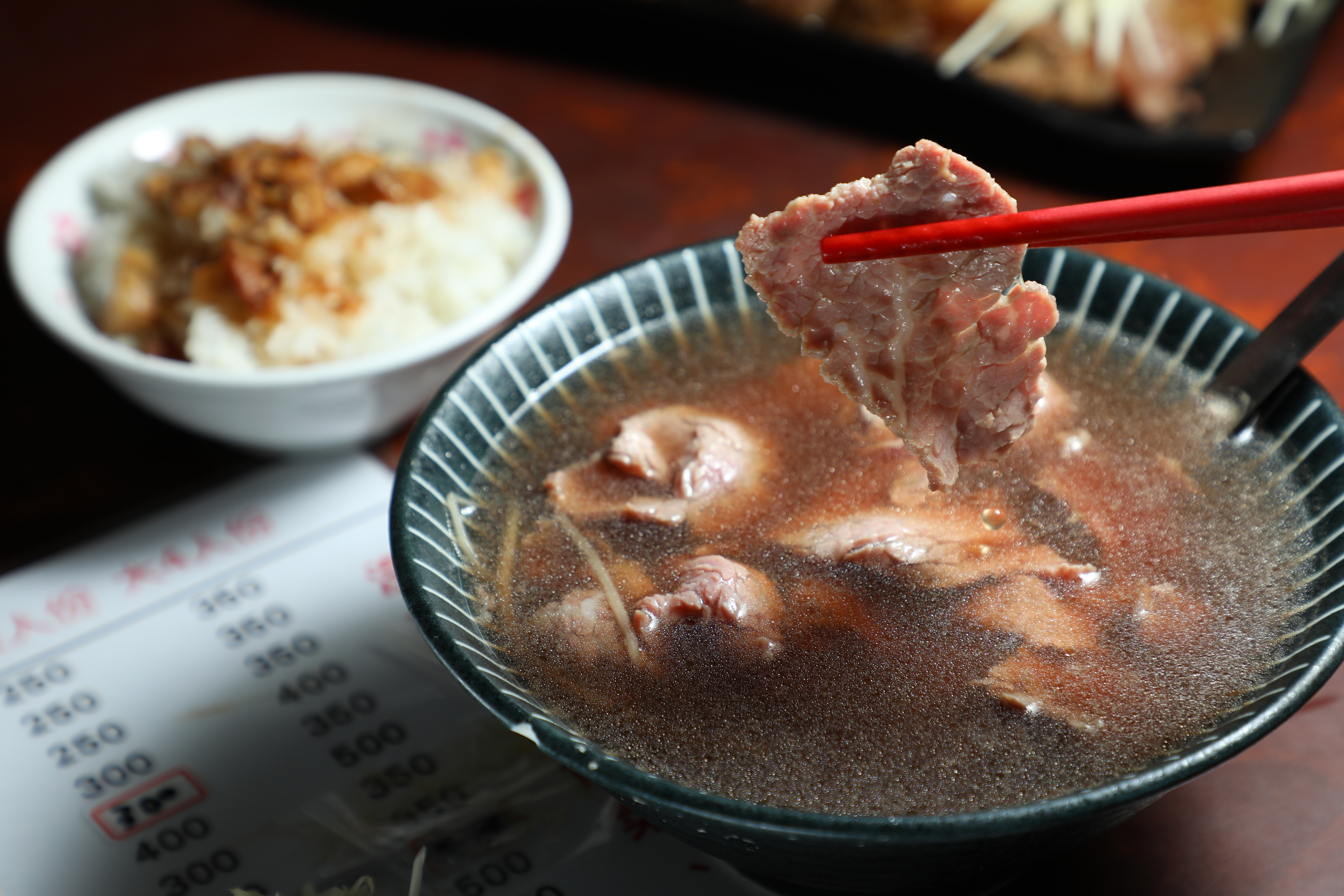 等待是值得的，這碗「頂級牛肉湯」讓我想到頂級紅酒的滋味。（350元／碗）
