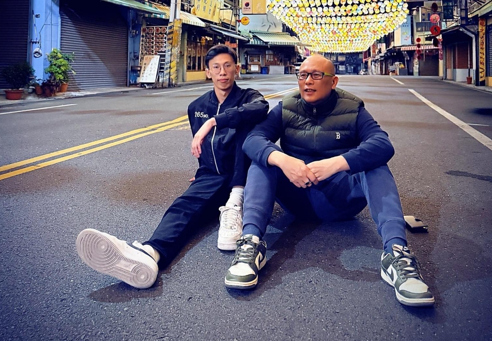 王又民（右）的兒子王竣毅（左）欲參加民眾黨縣議員初選，引發縣黨部百人出走。（翻攝自王又民臉書）