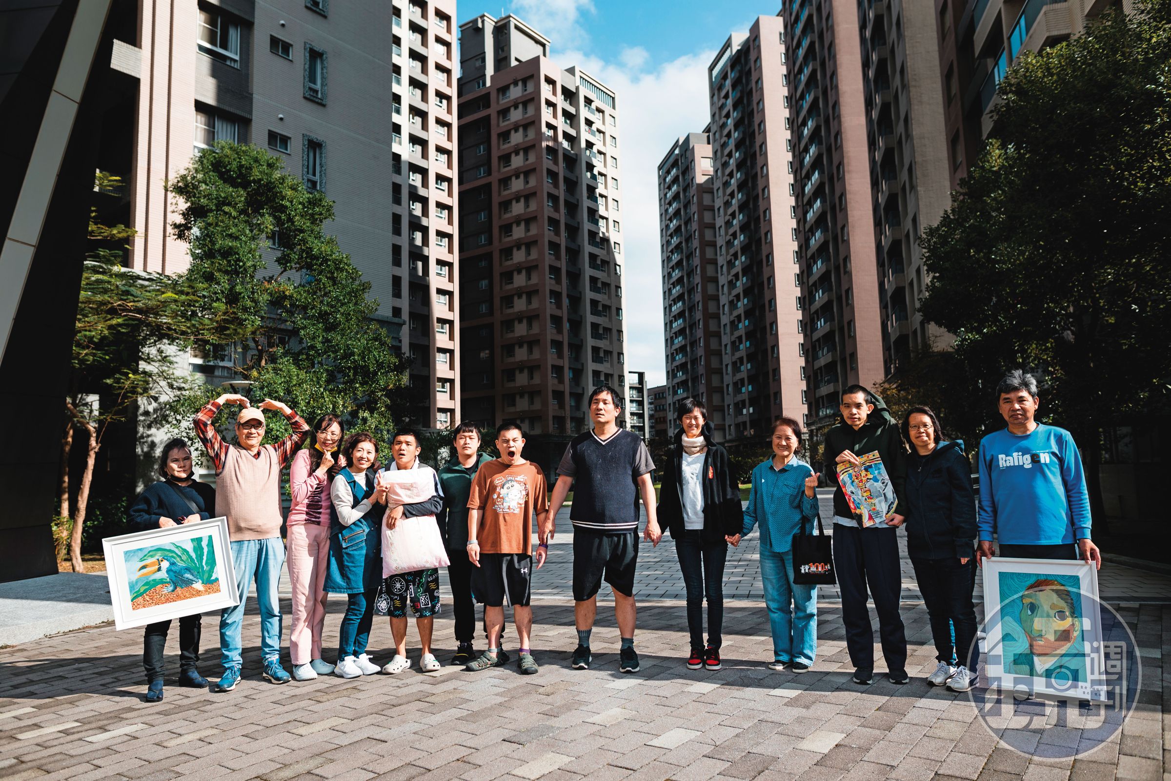 雙老家園如今已有32戶,這天其中幾個家庭至社區門口大合照。