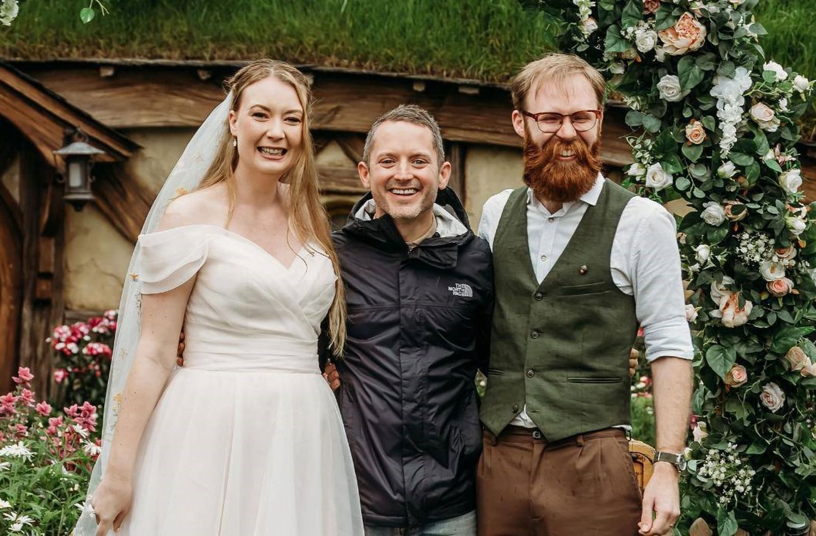 新人在《魔戒》哈比人村結婚　「佛羅多」本尊驚喜現身！場面太夢幻