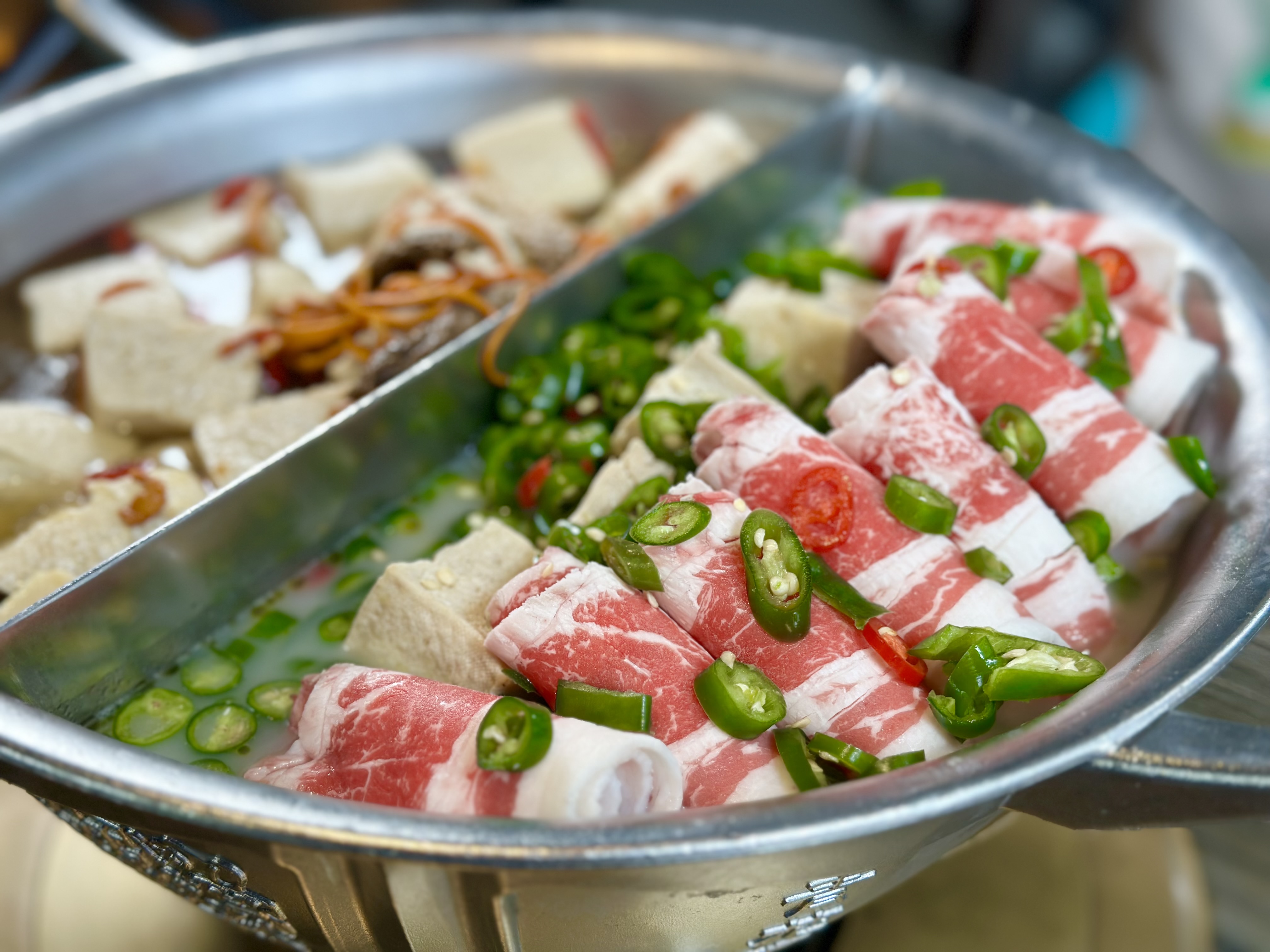 「青麻椒肥牛鍋」花椒味濃，微辣不嗆，還有雞、豬骨熬出的甜味。（鍋底費每人130元，鴛鴦鍋每桌需加158元）