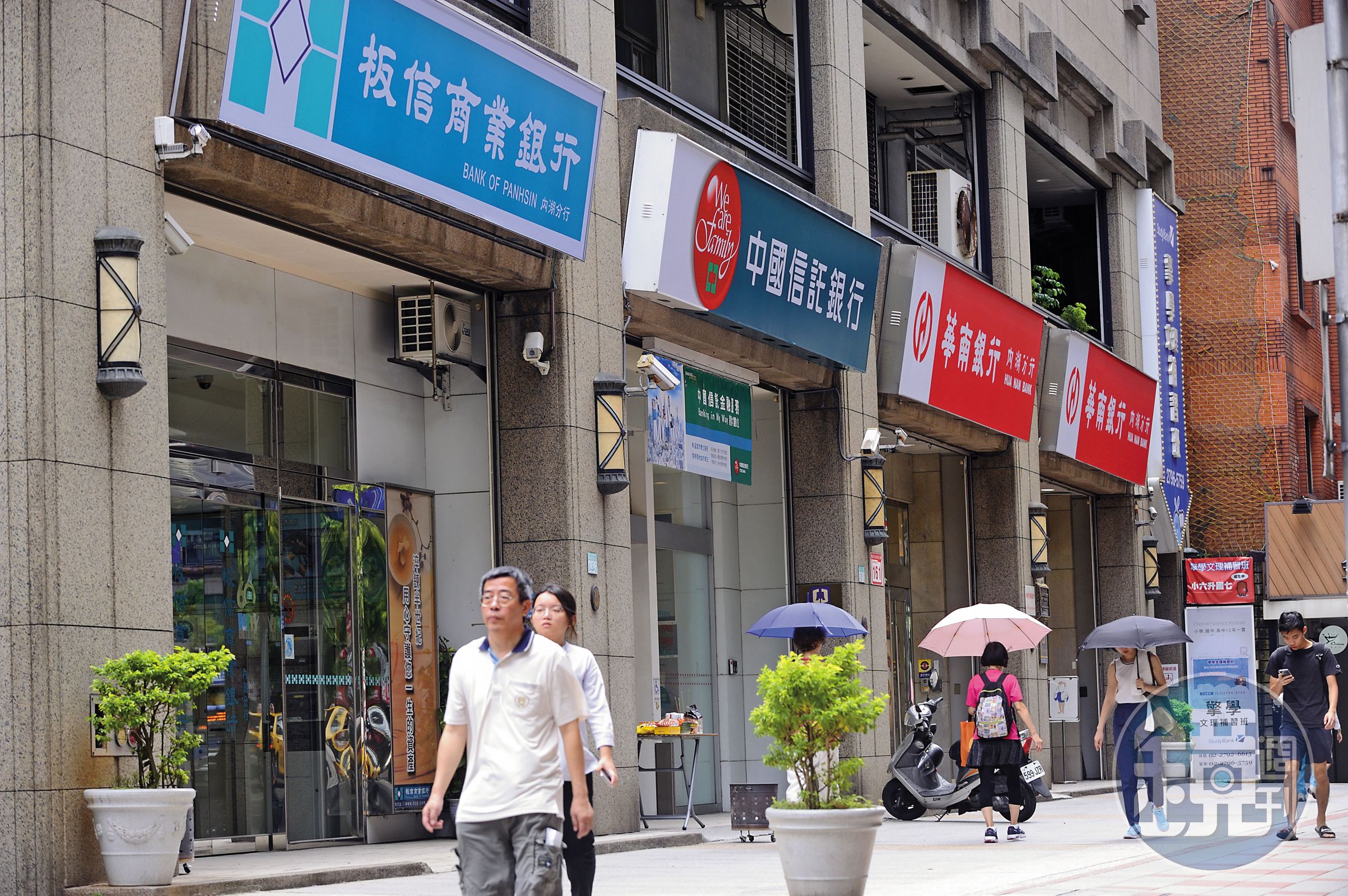 限貸之亂短期未解,專家建議民眾買房要找3家銀行鑑價,避免產生資金缺口。