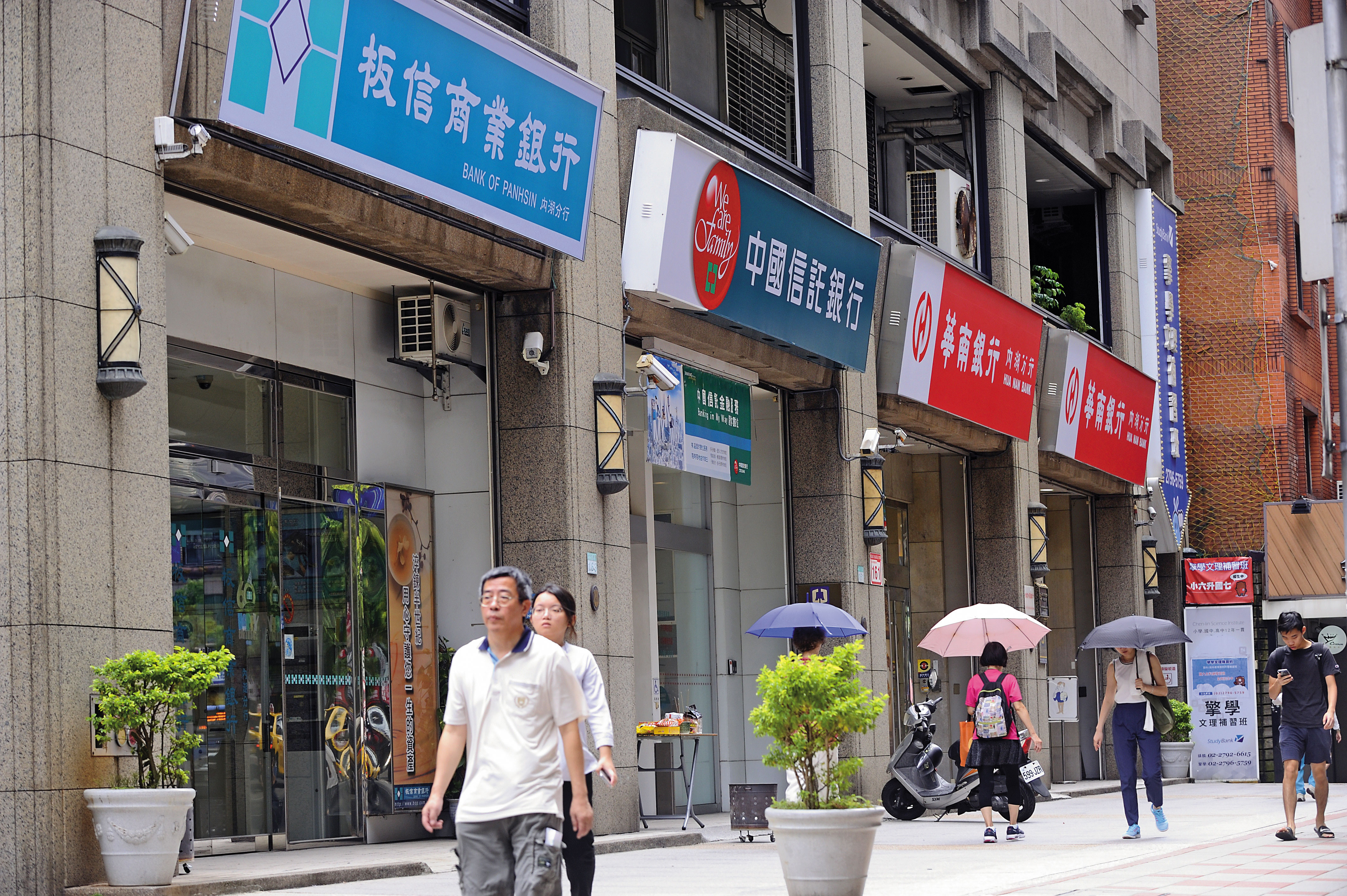 限貸之亂短期未解,專家建議民眾買房要找3家銀行鑑價,避免產生資金缺口。