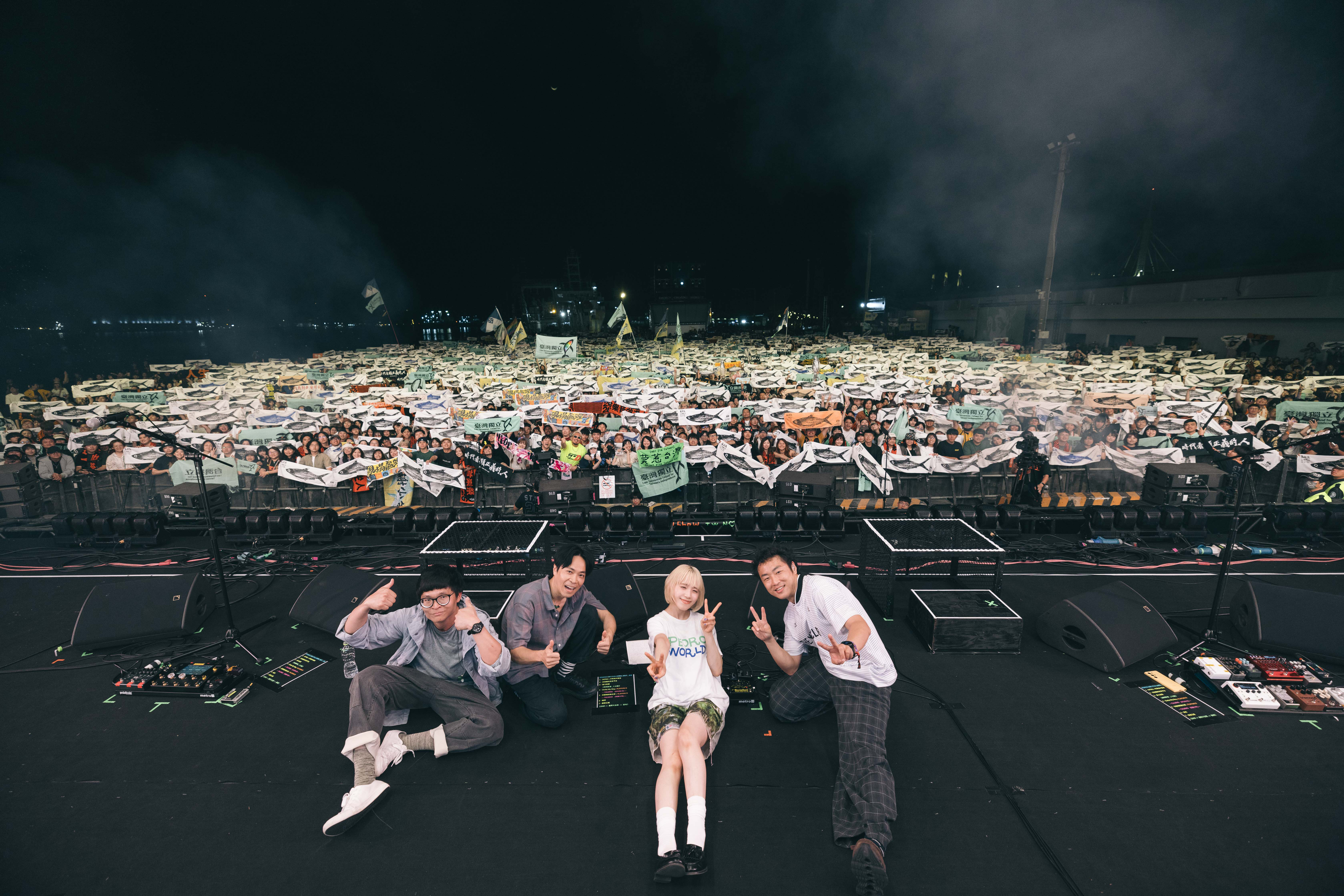 拍謝少年跟AYUNi D同台演出。（出日音樂提供）