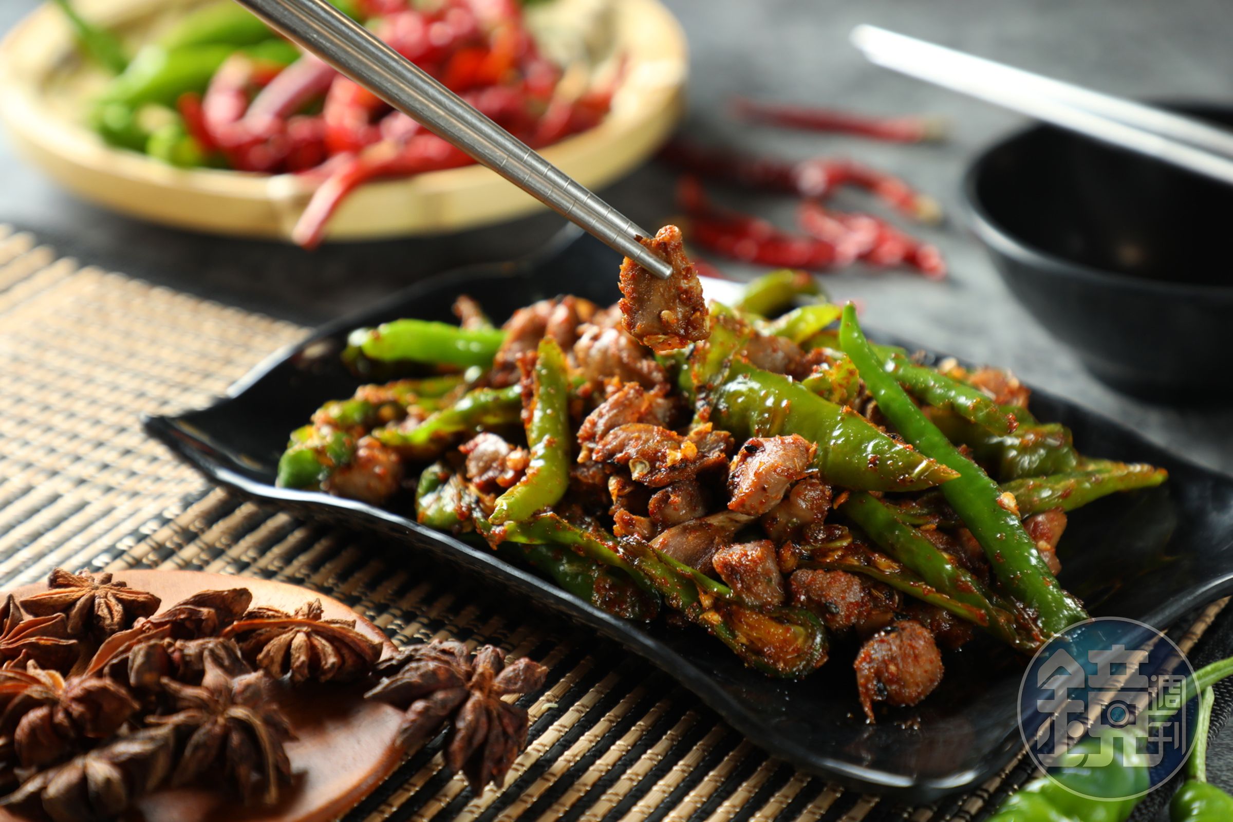 用道地多種香料大火爆炒的「虎皮雞胗」香辣夠味。(120元/份)