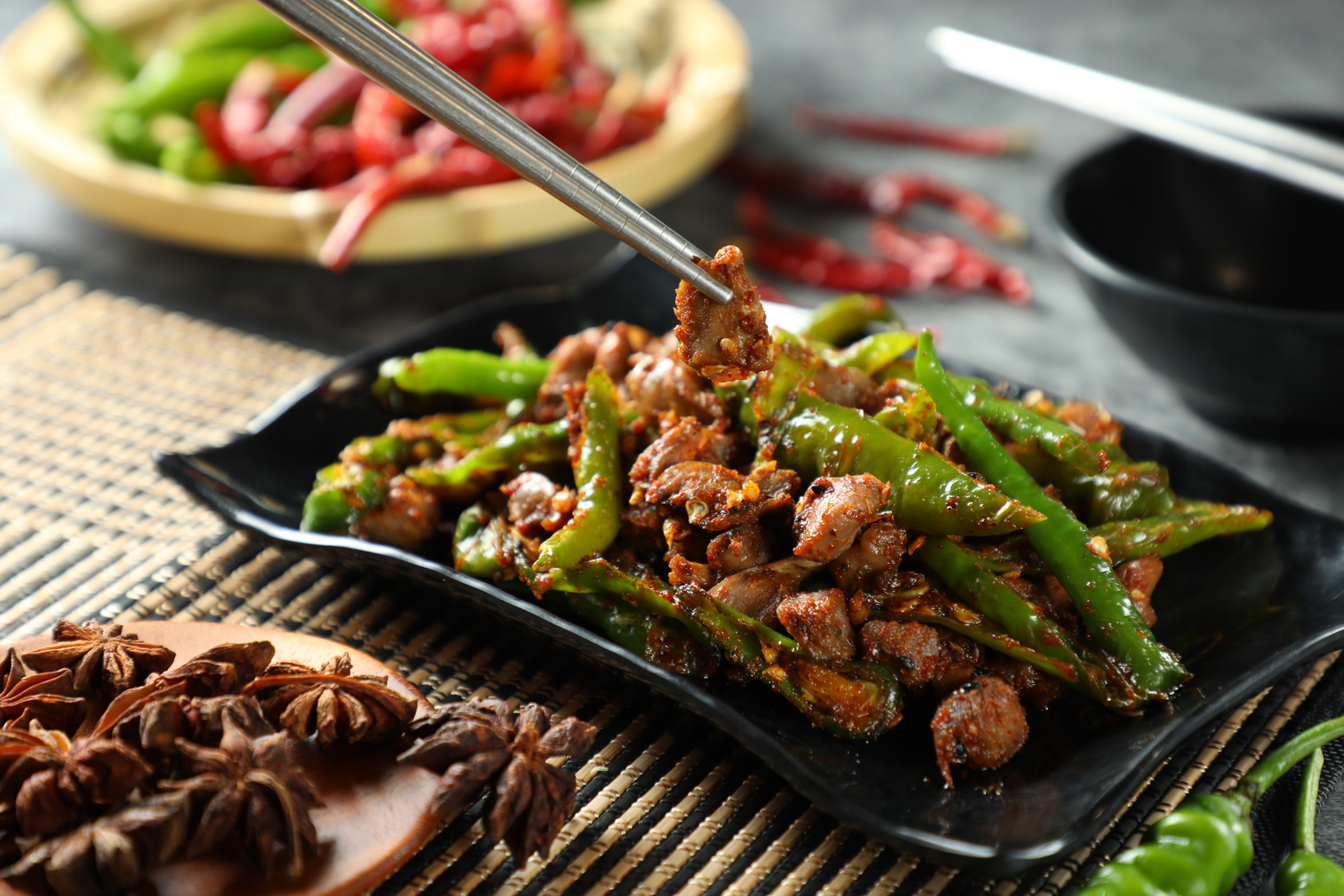 用道地多種香料大火爆炒的「虎皮雞胗」香辣夠味。（120元／份）