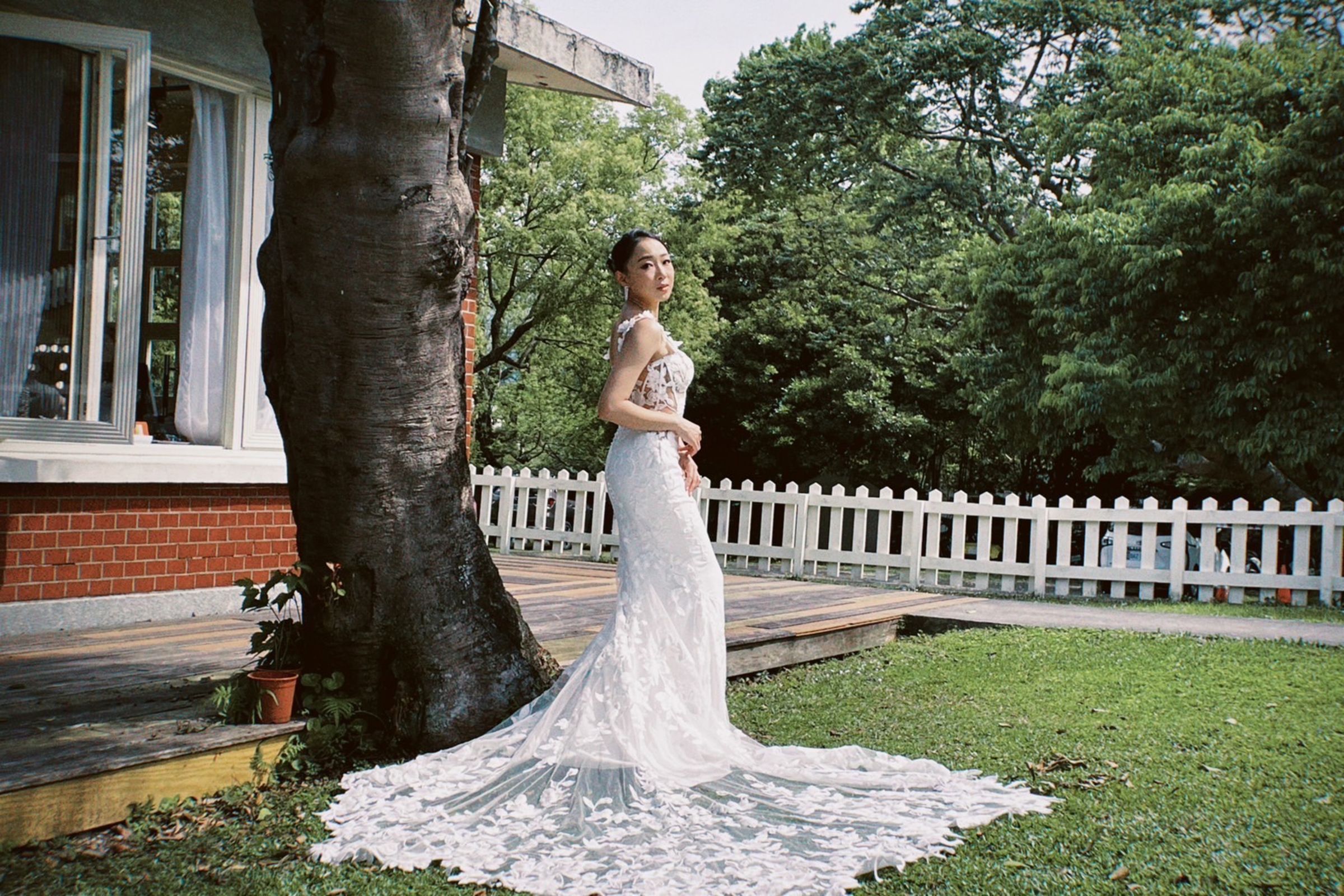 柯淑勤的女兒杜蕾穿上林莉婚紗。(海納百川提供)