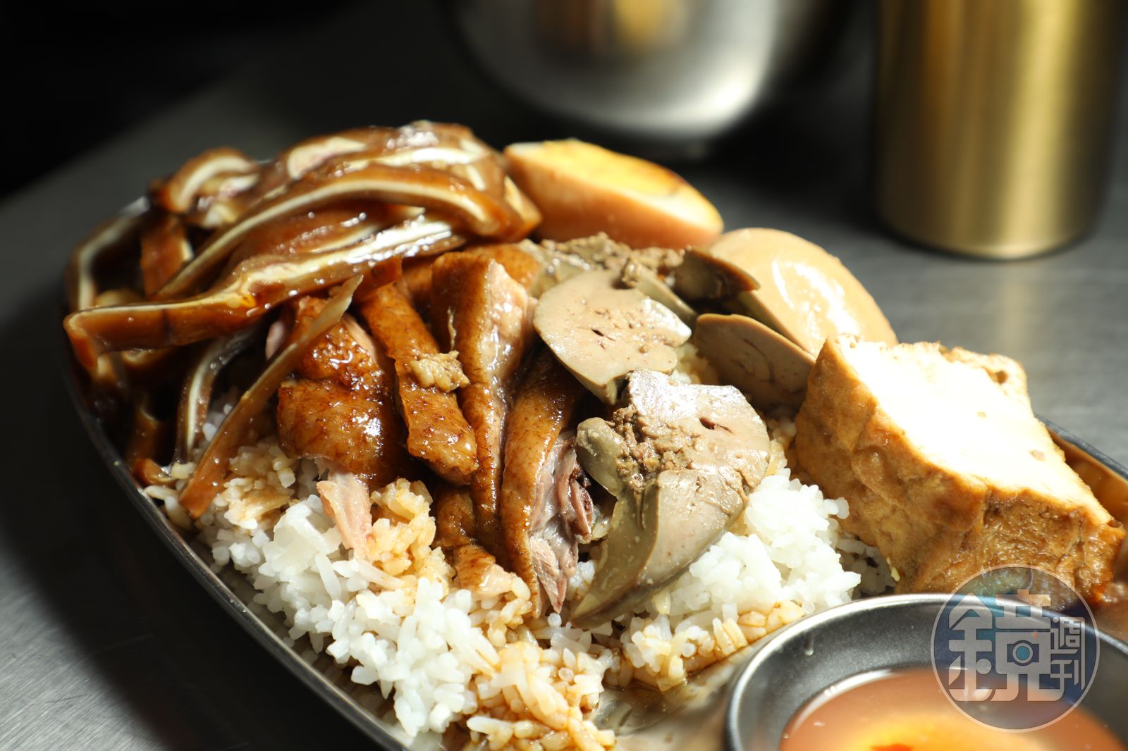 「雙拼飯」可拼鵝、雞、鴨、豬、肝、腎、掌、翼、豆腐跟蛋。(港幣55元/份,約NT$226、滷蛋30元/份,約NT$123、豬耳朵30元/份,約NT$123)