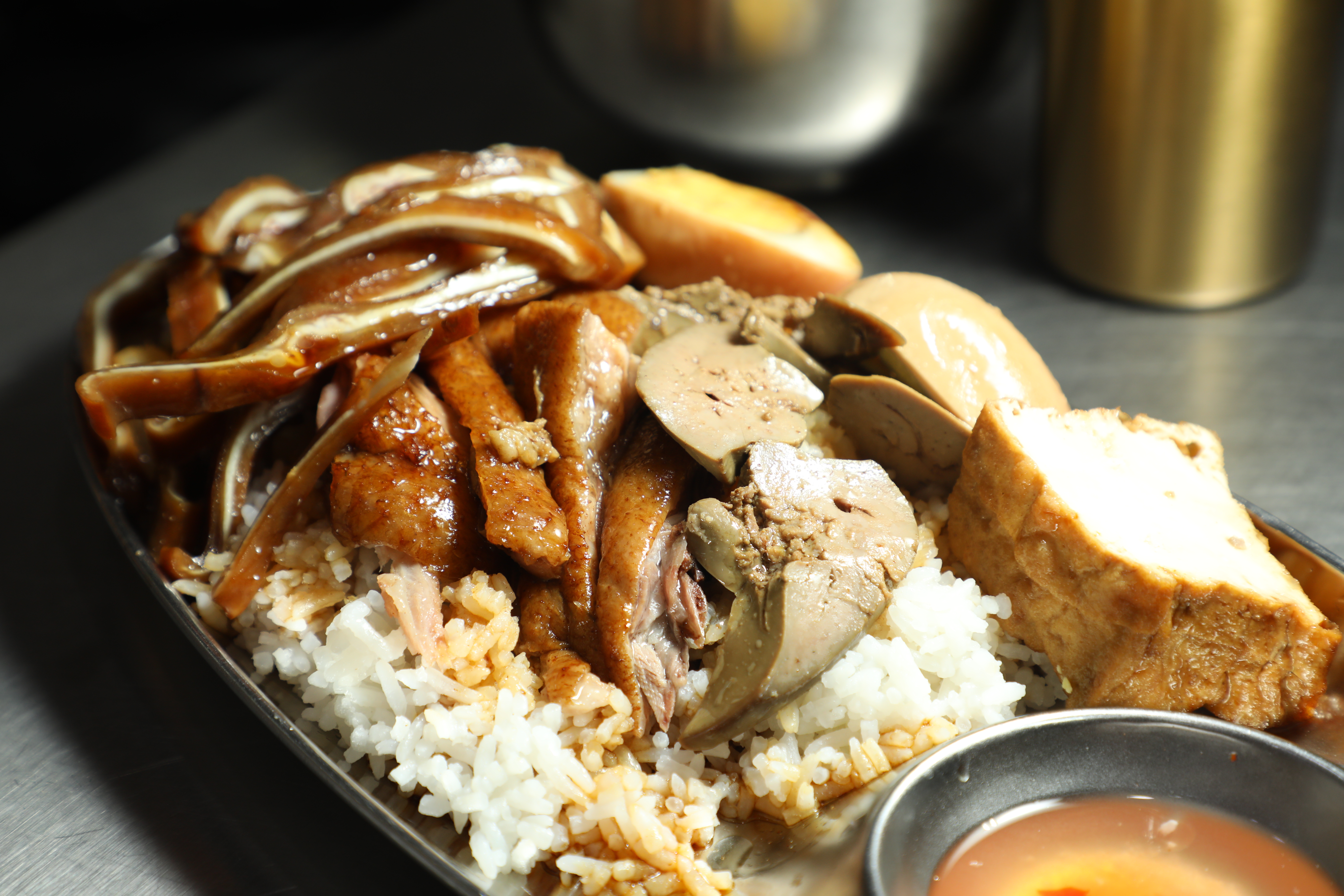 「雙拼飯」可拼鵝、雞、鴨、豬、肝、腎、掌、翼、豆腐跟蛋。(港幣55元/份,約NT$226、滷蛋30元/份,約NT$123、豬耳朵30元/份,約NT$123)