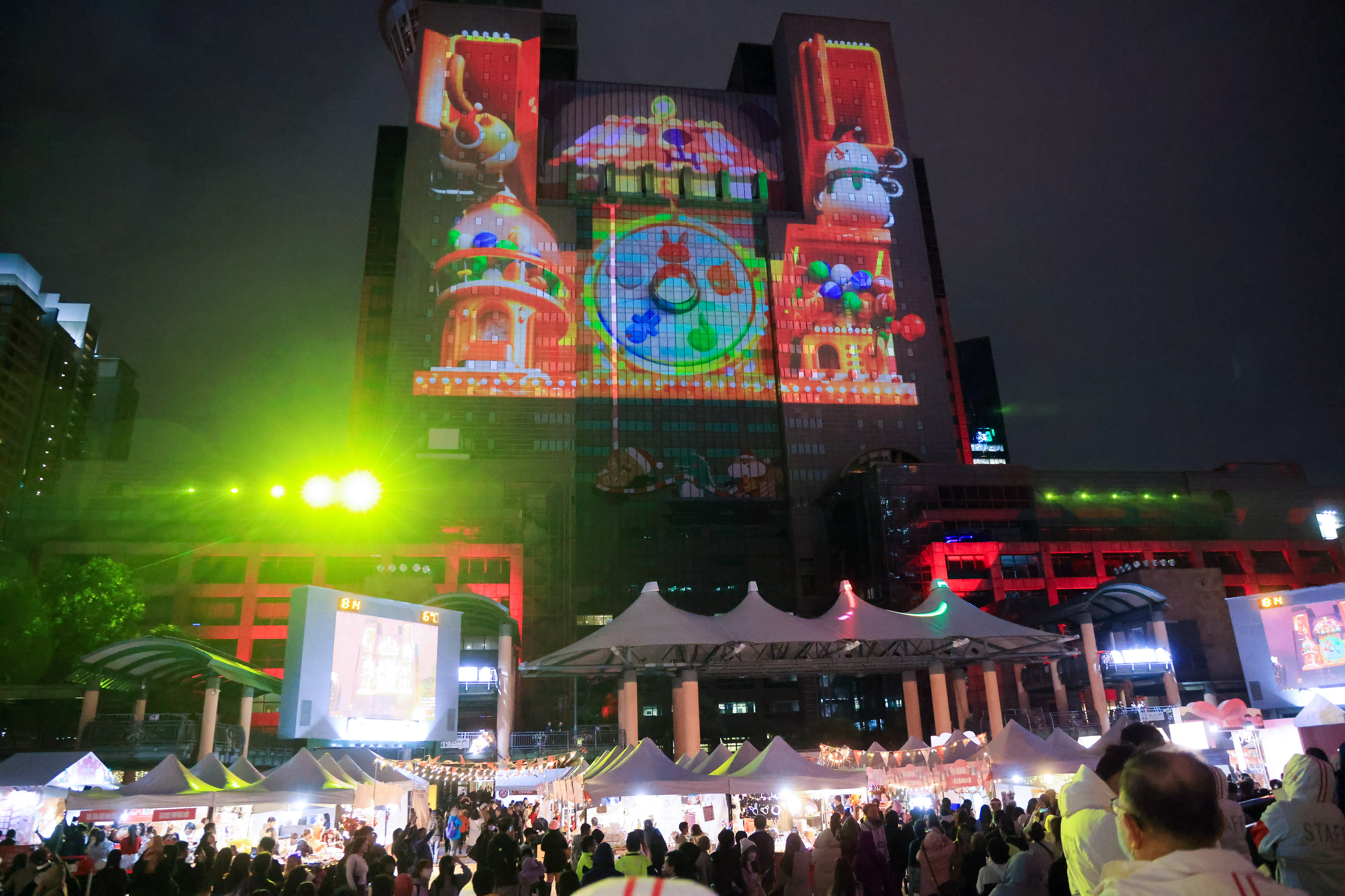 「2023新北歡樂耶誕城」第二支全新3D主燈秀「甜蜜時刻篇」換裝登場。（新北市府提供）