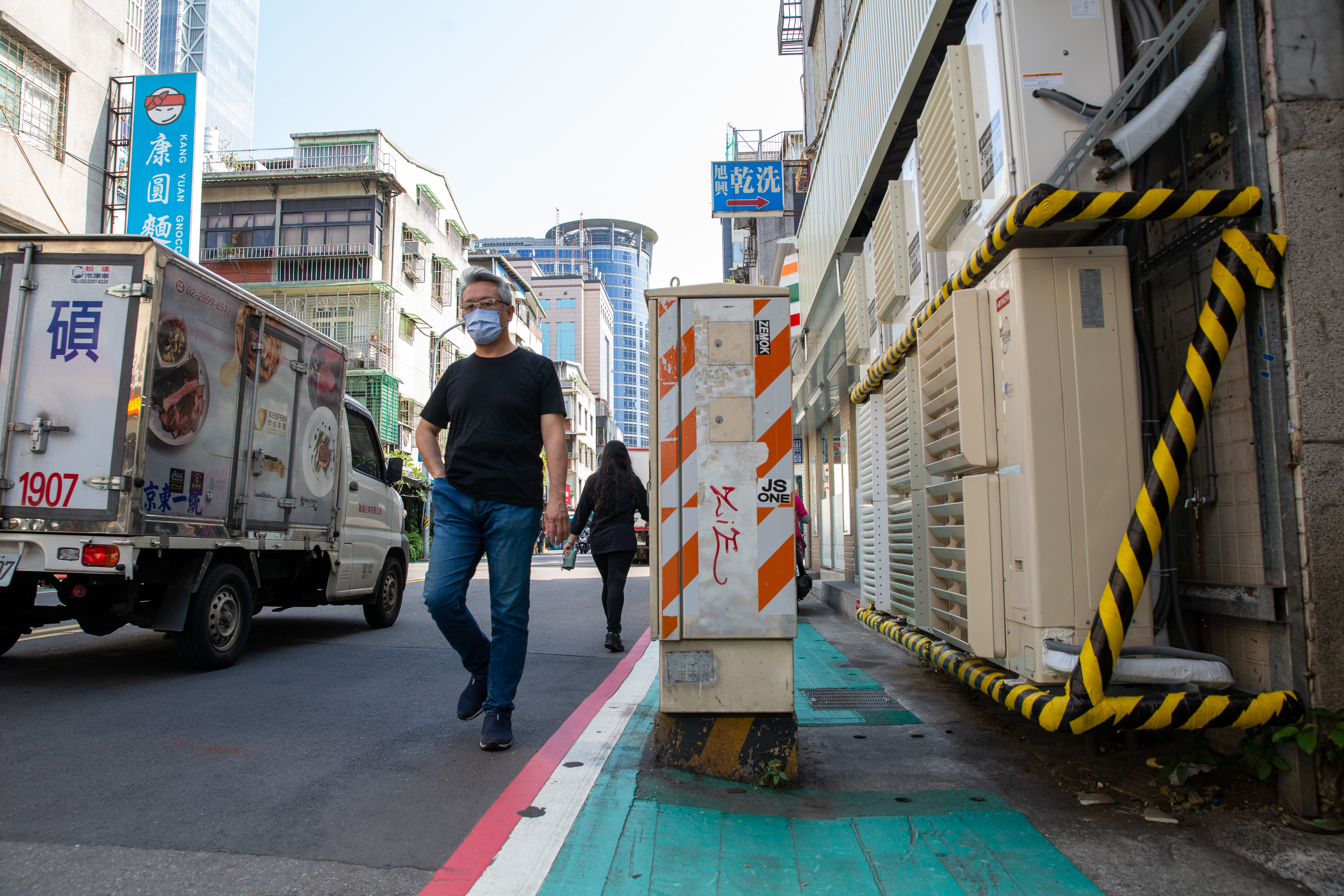 台灣行人的用路權是社會所欲改善的問題，但沒想到近日會因一幅國中生的畫作引發爭議。（示意圖）