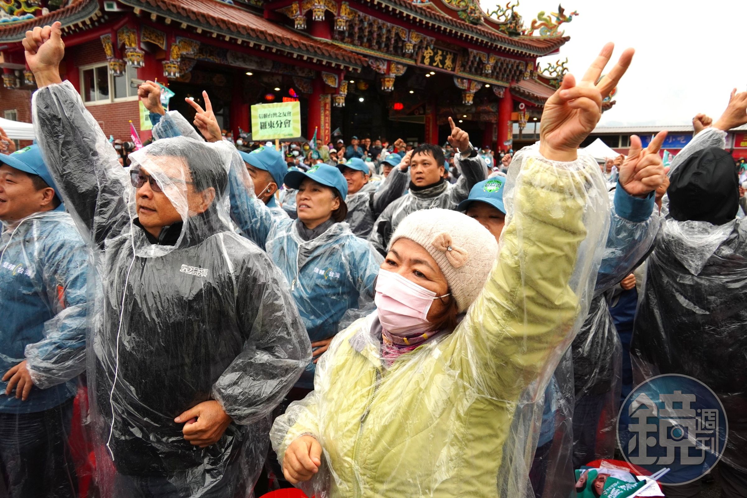 宜蘭礁溪今上午低溫飄雨，支持者身穿雨衣響應賴清德的環島拼字活動。