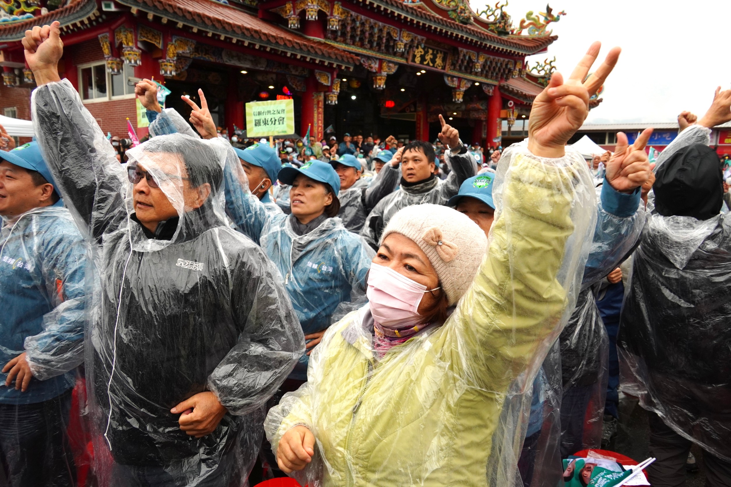 宜蘭礁溪今上午低溫飄雨，支持者身穿雨衣響應賴清德的環島拼字活動。