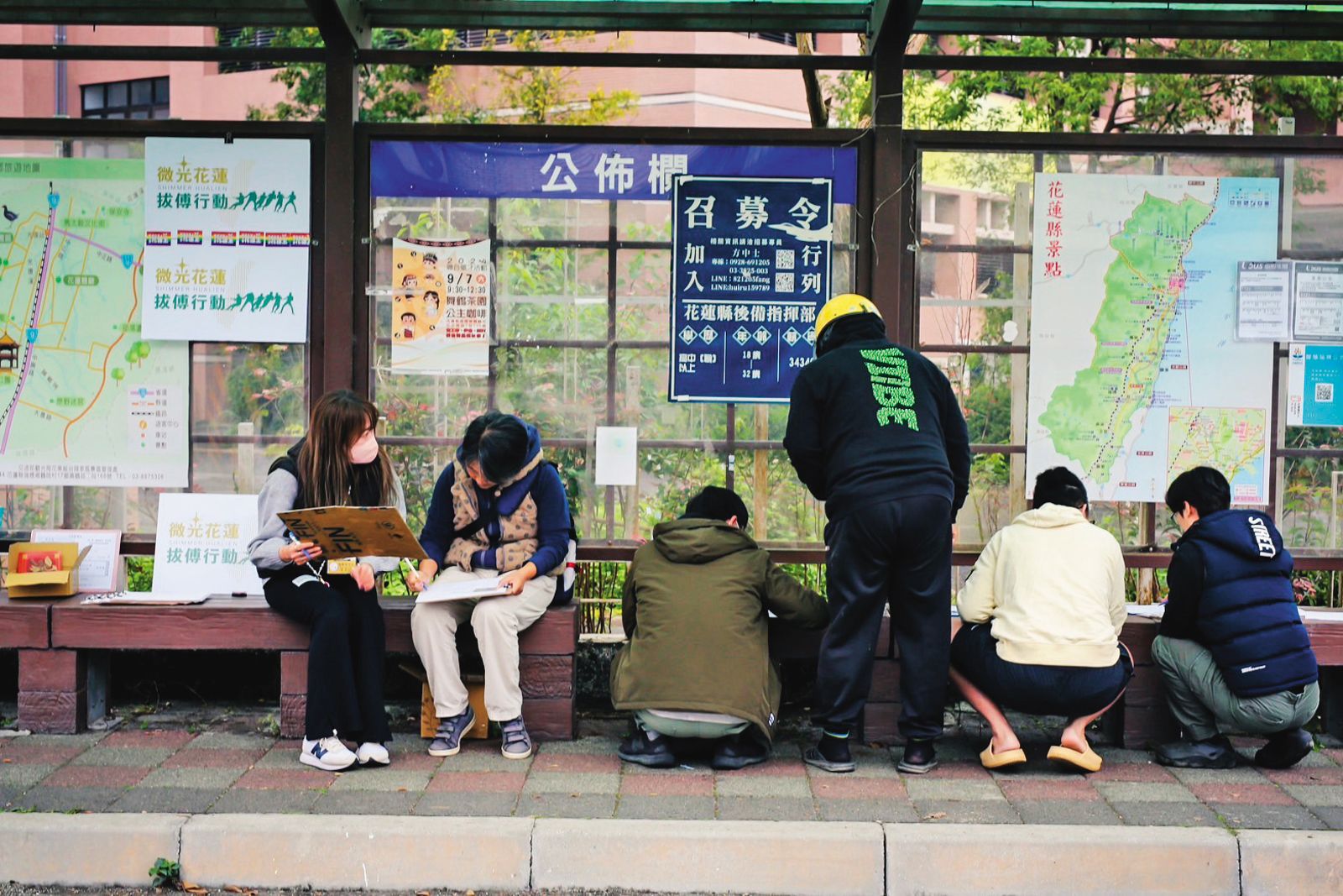 花蓮罷免傅崐萁團隊在路邊爭取連署書。（翻攝微光花蓮臉書）