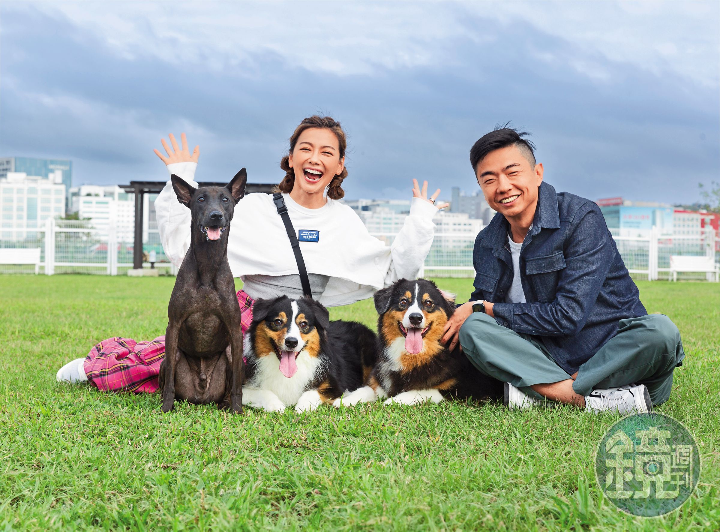 邵庭(左)跟熊爸(右)相識多年,日前帶著愛犬們跟熊爸一起遛狗。