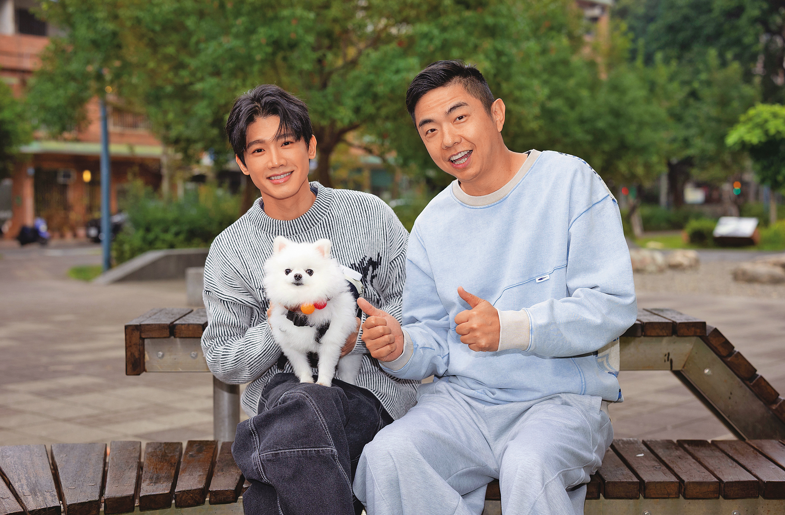 洪言翔（左）帶Milk到附近公園散步，熊爸（右）看出牠喜歡散步，是一隻懂得釋放壓力的狗狗。