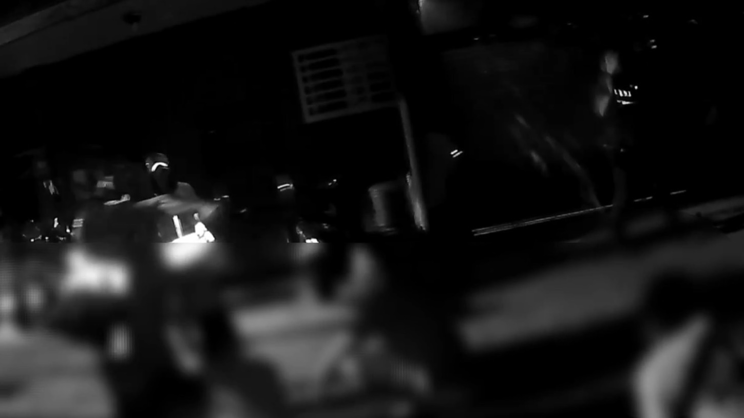 優勢警方到場噴灑辣椒水壓制雙方氣焰。（翻攝畫面）