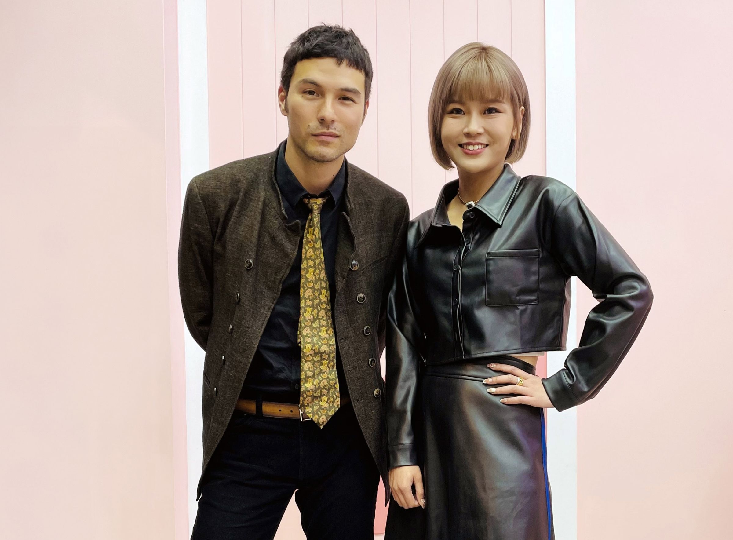 鳳小岳到直播天后李明珊「樓頂揪樓下」直播節目,體驗線上叫賣。(環球音樂提供)
