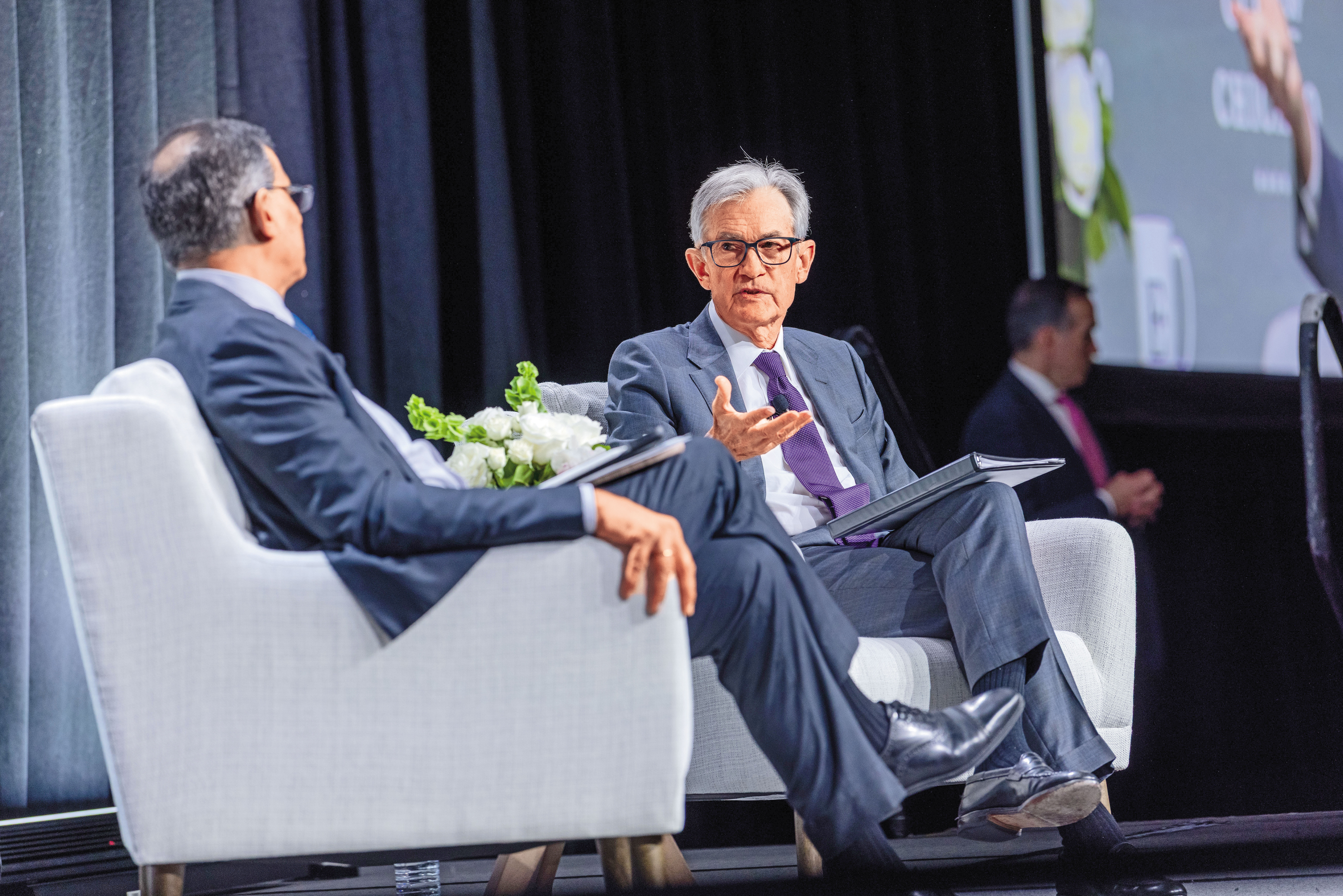 川普關稅變數讓通膨蠢動，投資人期待聯準會降息、債券大賺希望落空。圖右為聯準會主席鮑威爾（聯準會提供）