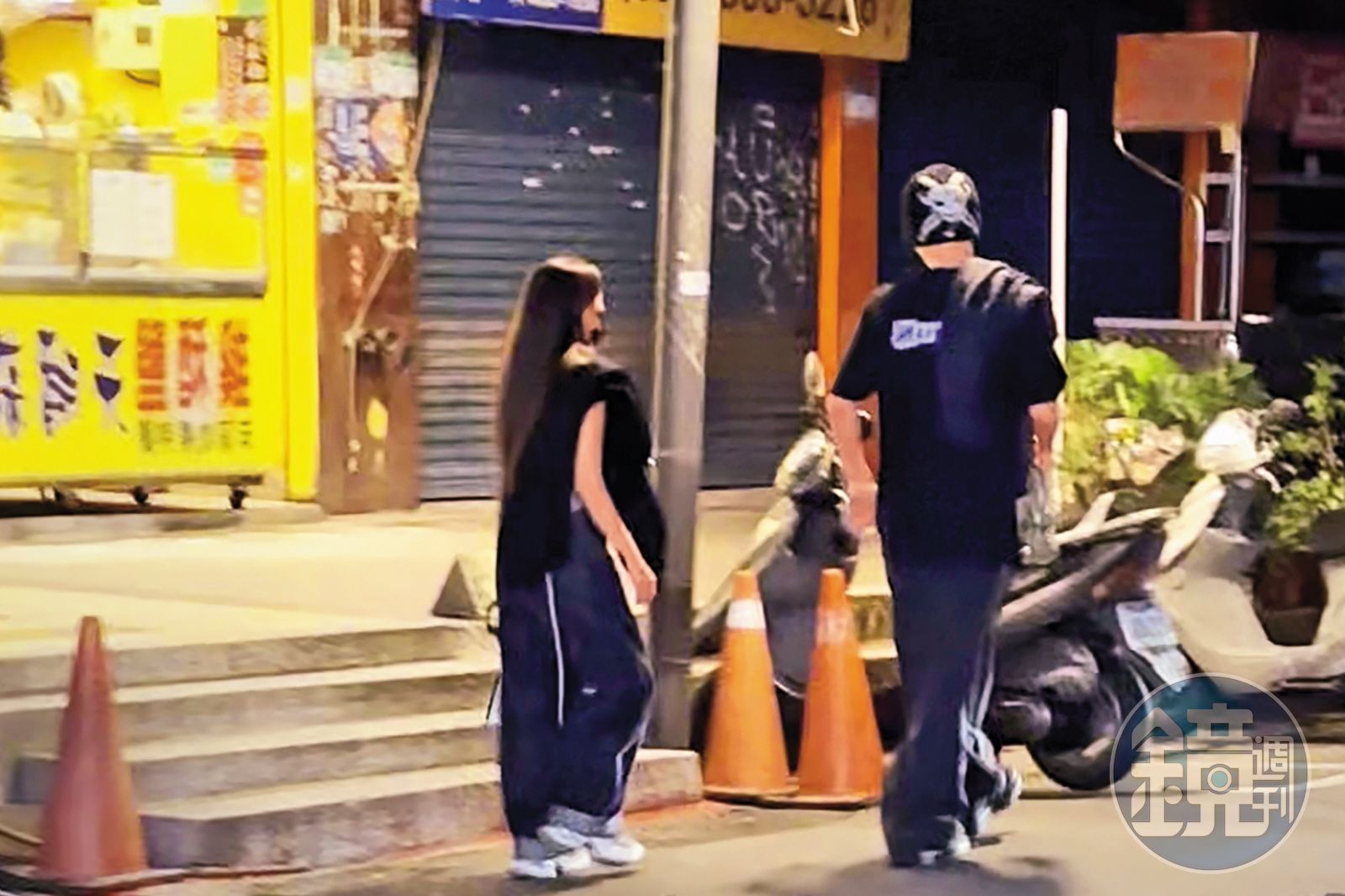 5/24 23：23，派偉俊（右）與禾羽（左）看完電影，一路步行前往宵夜的火鍋餐廳