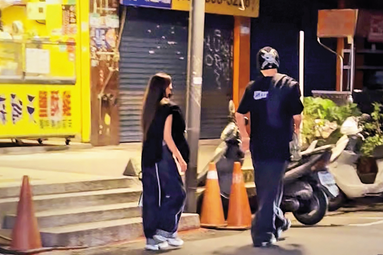 5/24 23:23,派偉俊(右)與禾羽(左)看完電影,一路步行前往宵夜的火鍋餐廳。