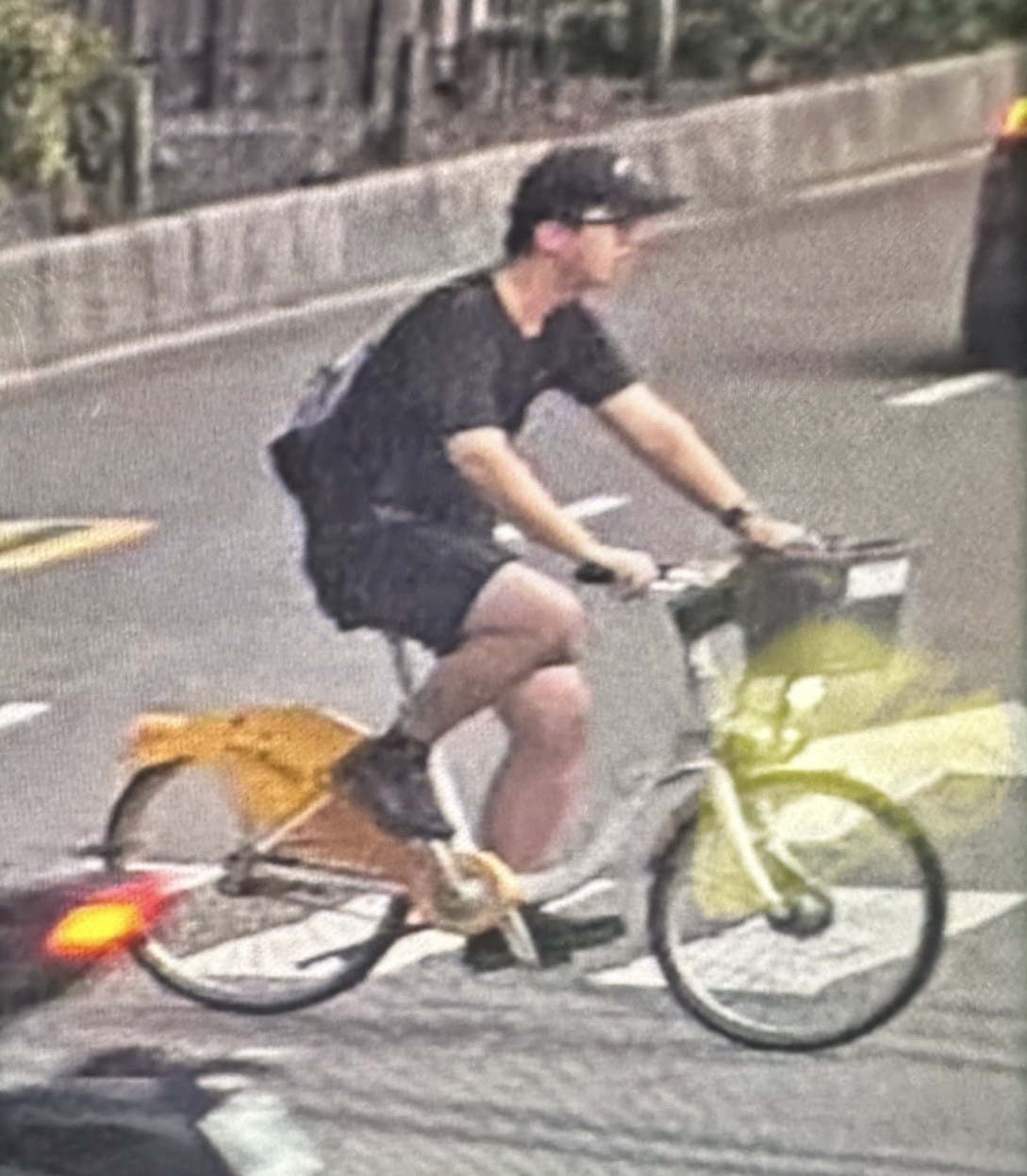 張文騎Youbike換穿黑色短袖。(翻攝畫面)